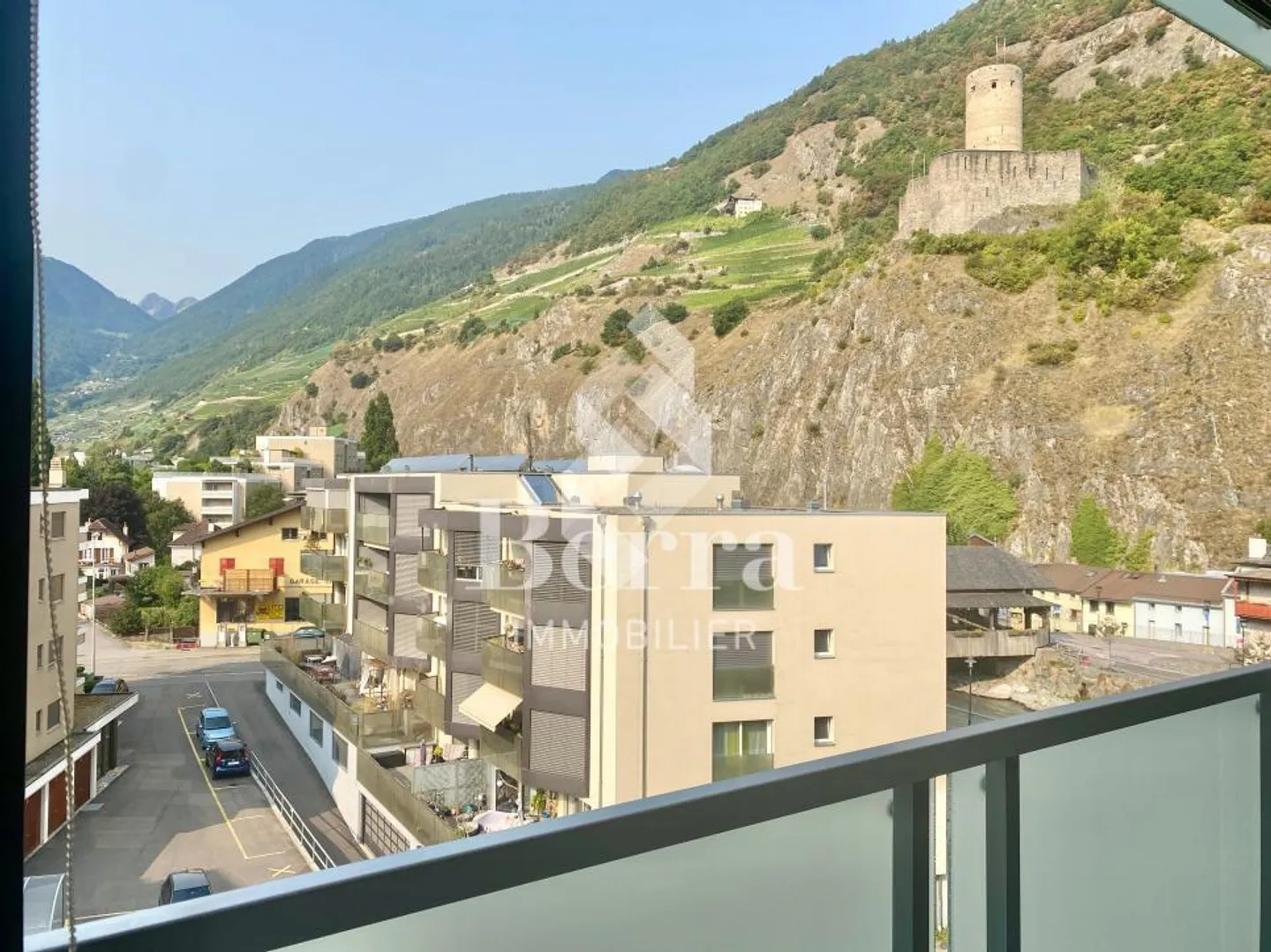 Spacious 4.5-room apartment in Martigny, desirable neighborhood and representative building - Photo 1 of 13