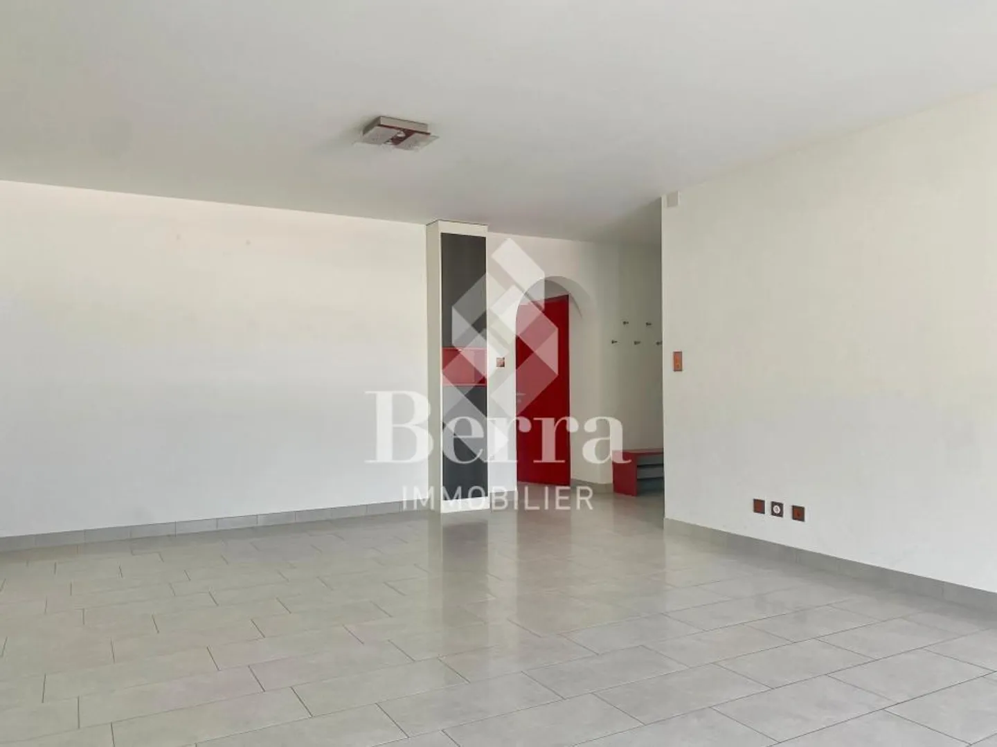 Spacious 4.5-room apartment in Martigny, desirable neighborhood and representative building - Photo 4 of 13