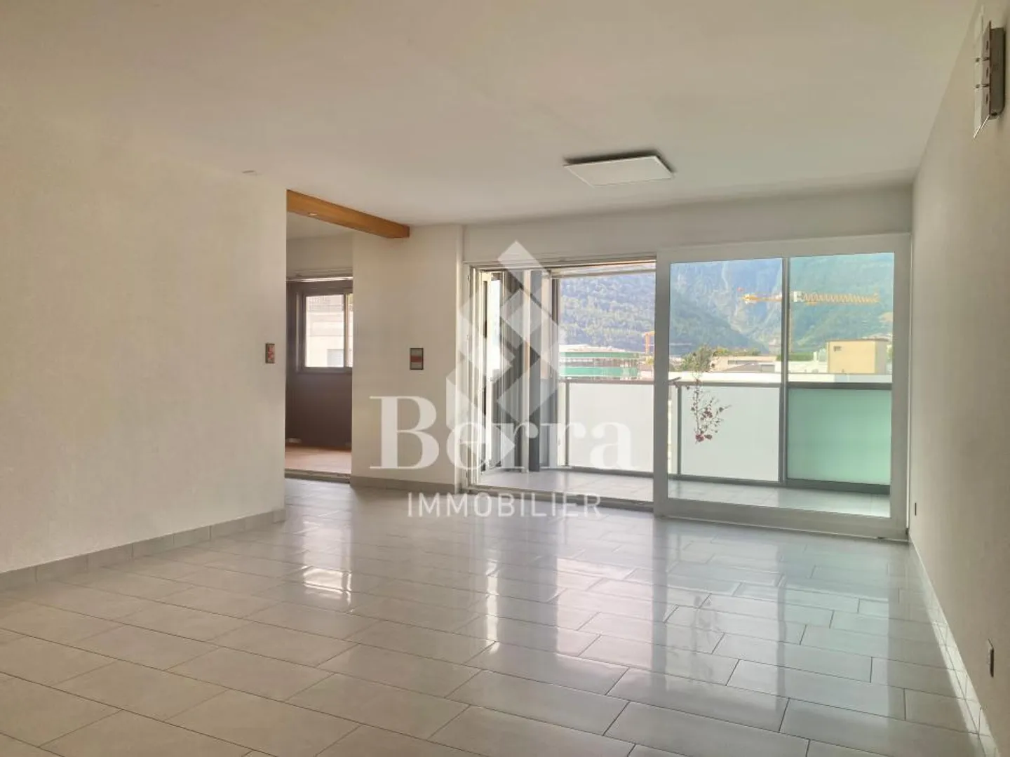 Spacious 4.5-room apartment in Martigny, desirable neighborhood and representative building - Photo 7 of 13