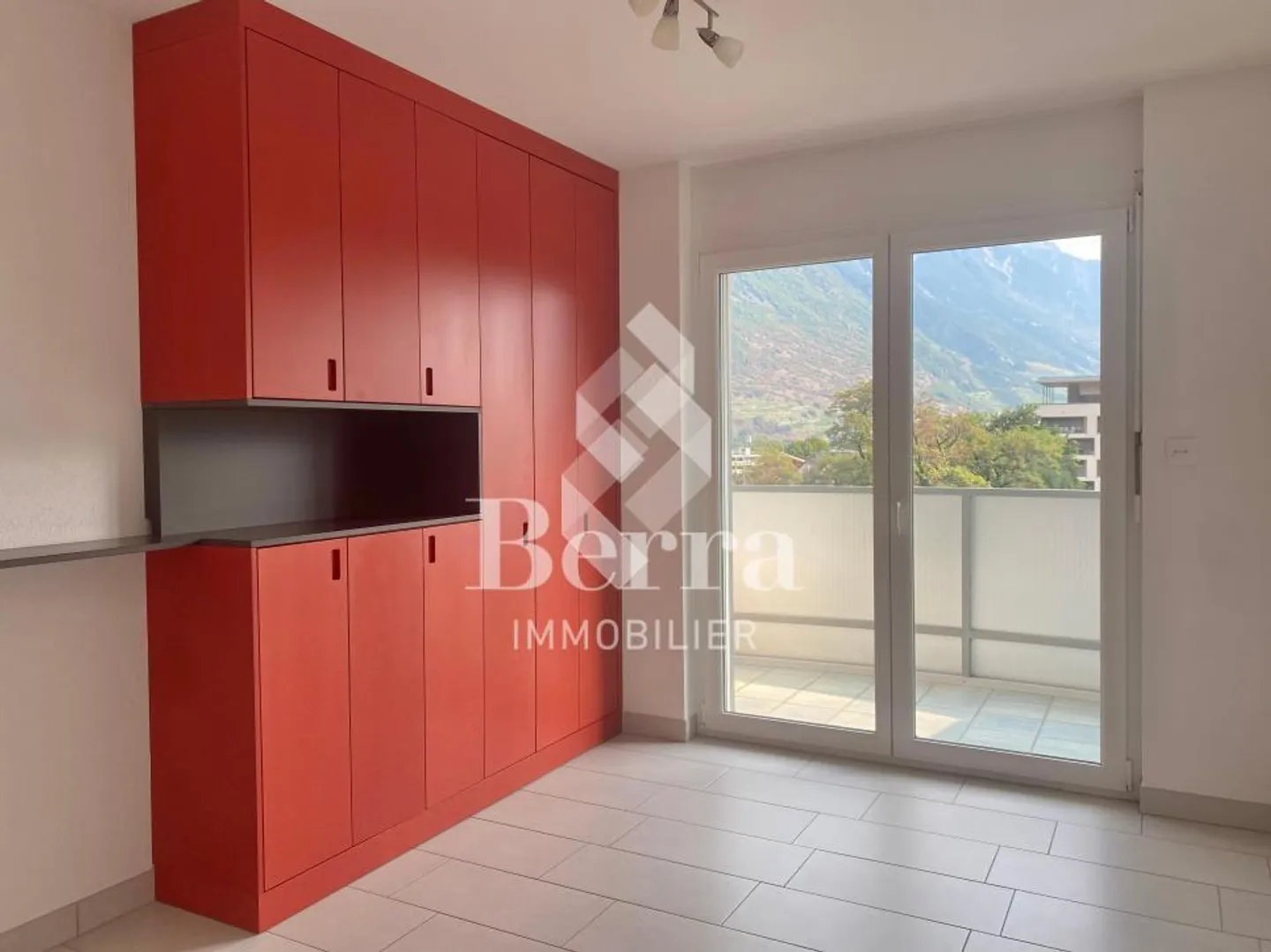 Spacious 4.5-room apartment in Martigny, desirable neighborhood and representative building - Photo 9 of 13