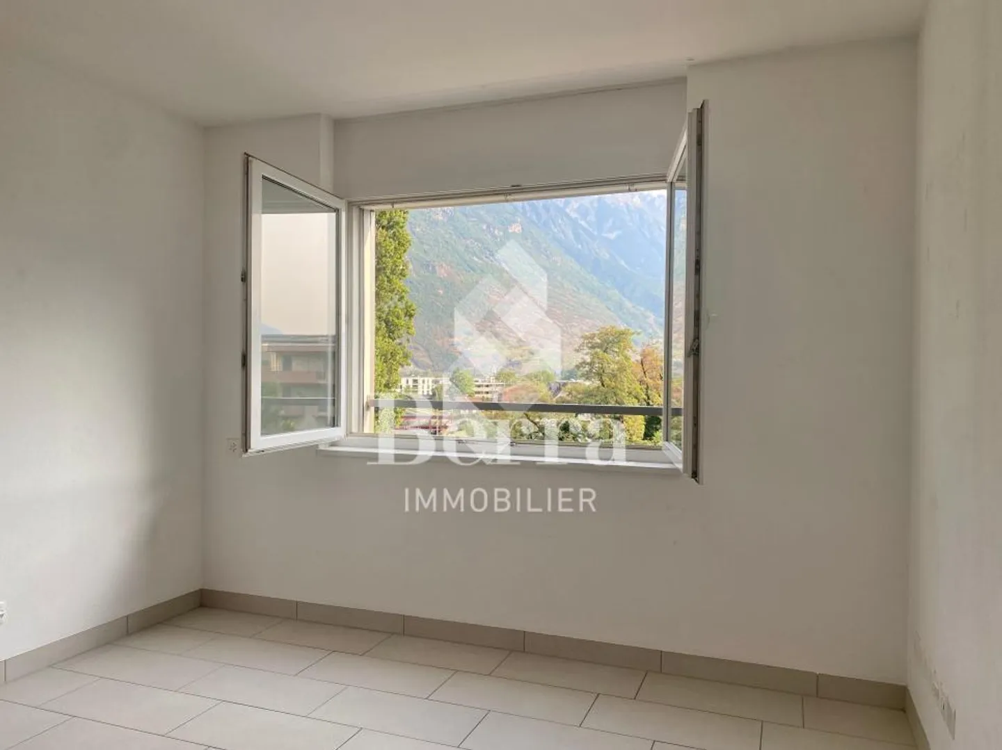 Spacious 4.5-room apartment in Martigny, desirable neighborhood and representative building - Photo 10 of 13