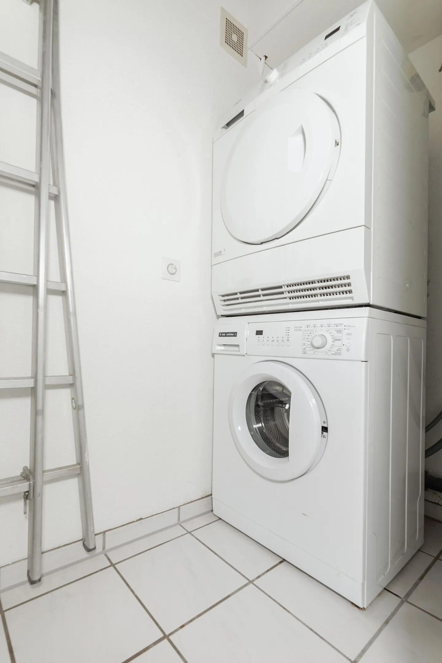 Appartement sous les combles de 4,5 pièces à Reinach - Photo 11 sur 18
