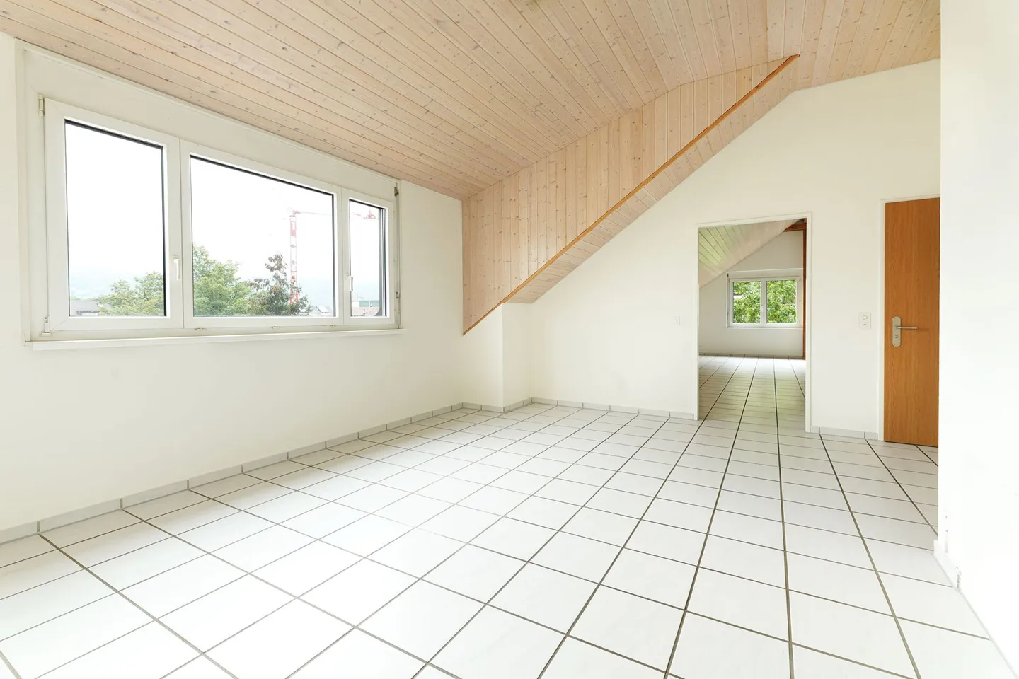 Appartement sous les combles de 4,5 pièces à Reinach - Photo 4 sur 18
