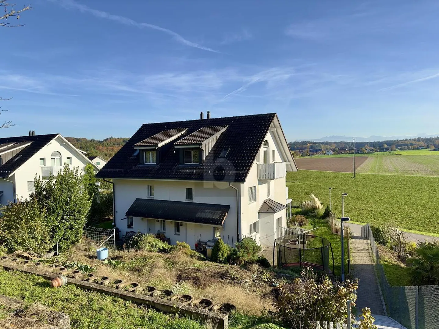 COUP DE COEUR! ENSOLEILLÉ - JARDIN - VUE IMPRENABLE - Photo 2 sur 6