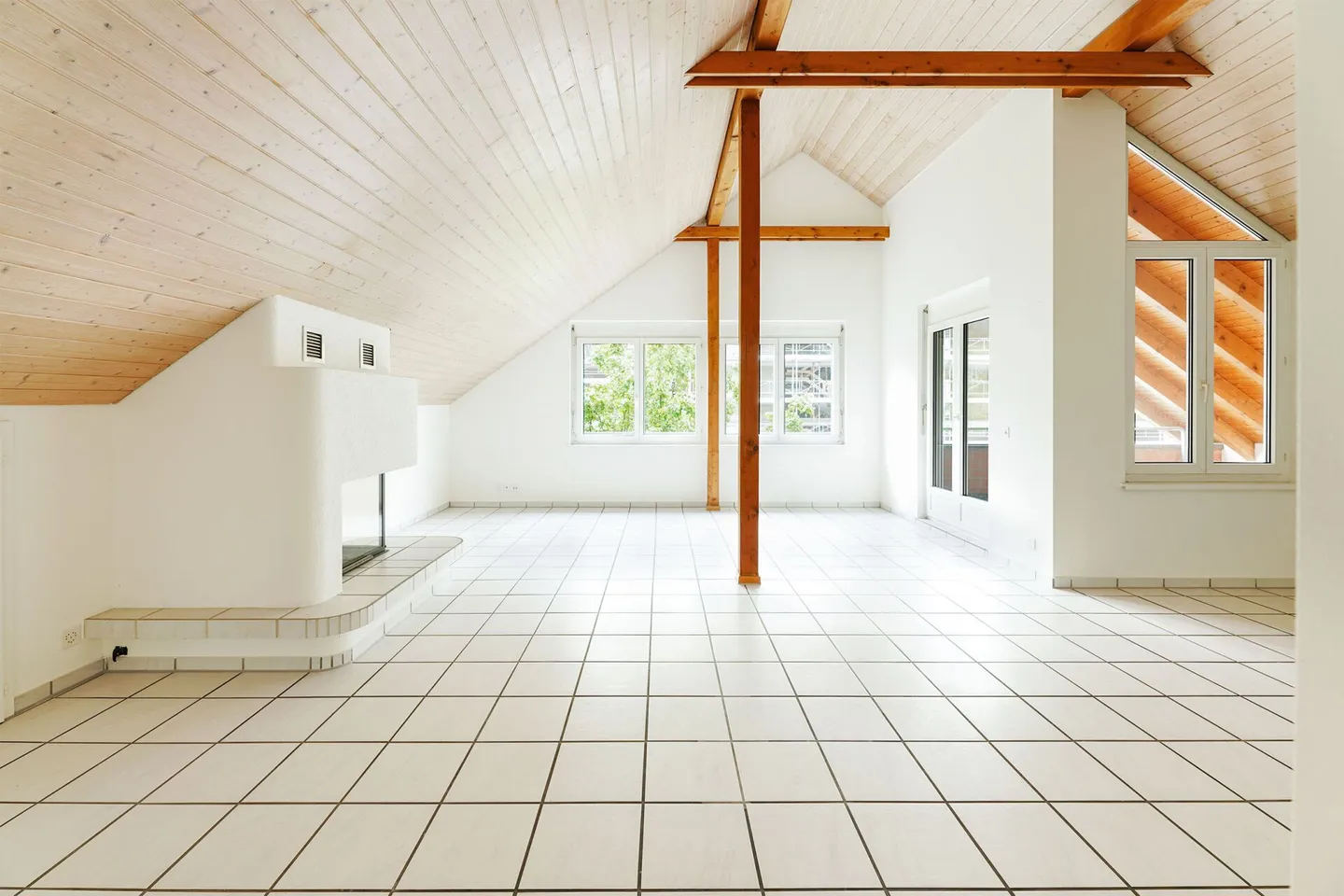 Appartement sous les combles de 4,5 pièces à Reinach - Photo 2 sur 18