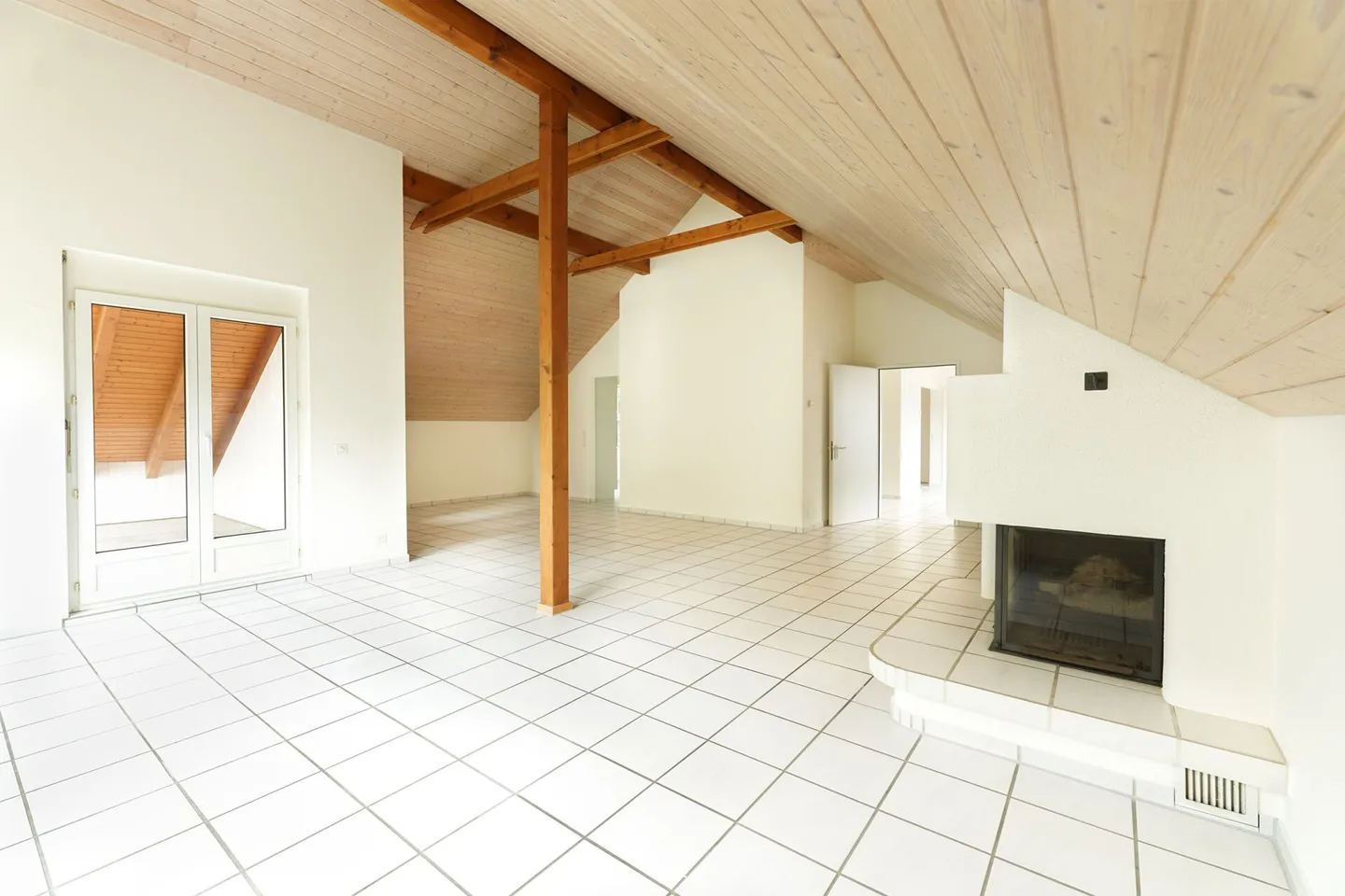 Appartement sous les combles de 4,5 pièces à Reinach - Photo 1 sur 18