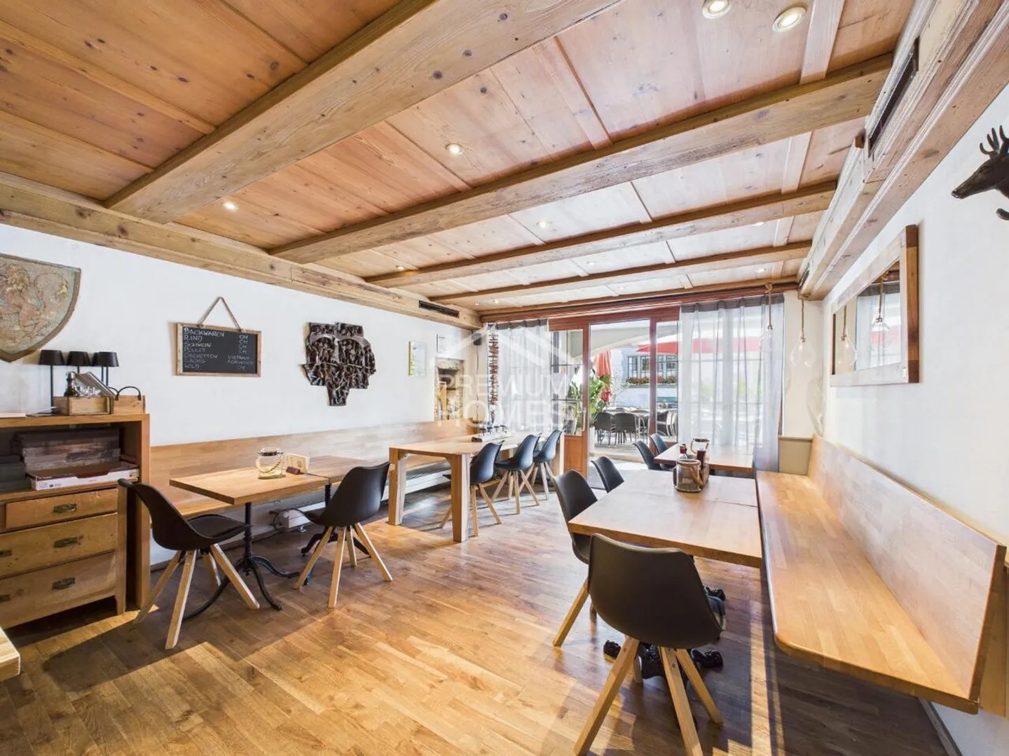 The perfect interplay of living and hospitality - Photo 2 of 12