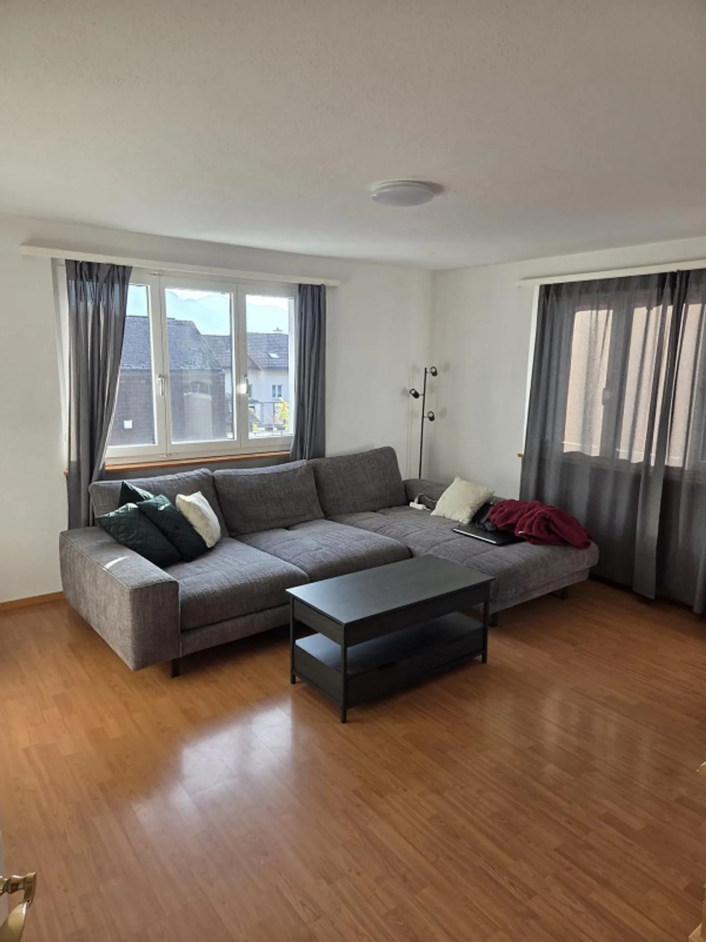 Bright, sunny 4 1/2 room apartment - Photo 3 of 8