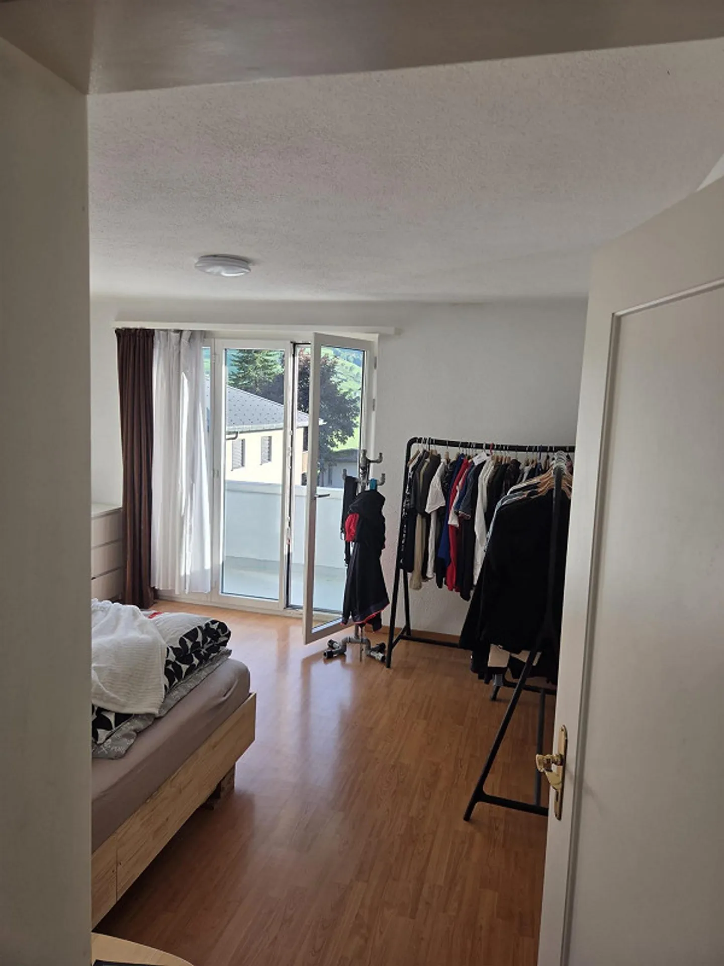 Bright, sunny 4 1/2 room apartment - Photo 4 of 8
