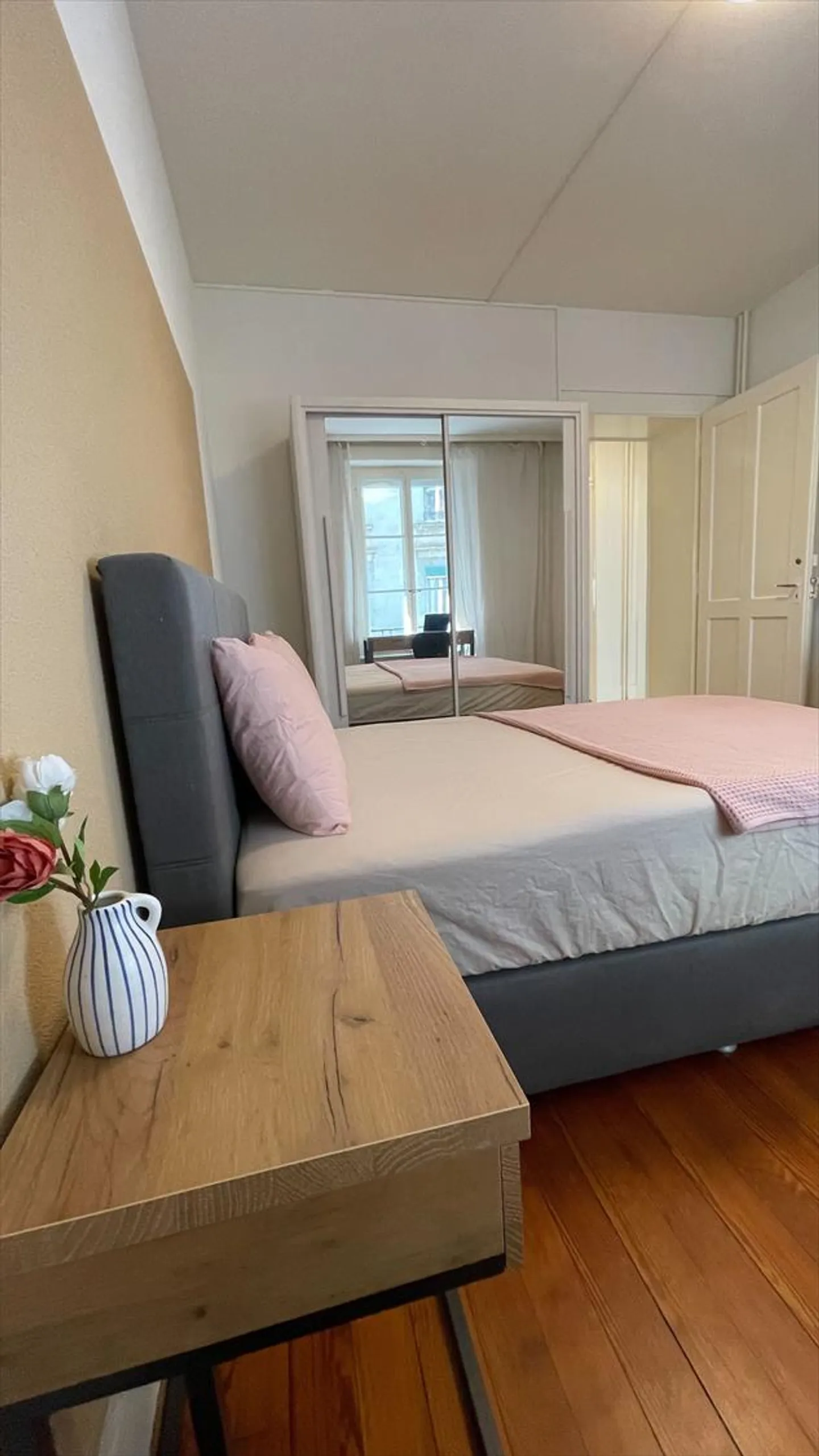 Room 1 - Photo 4 of 21