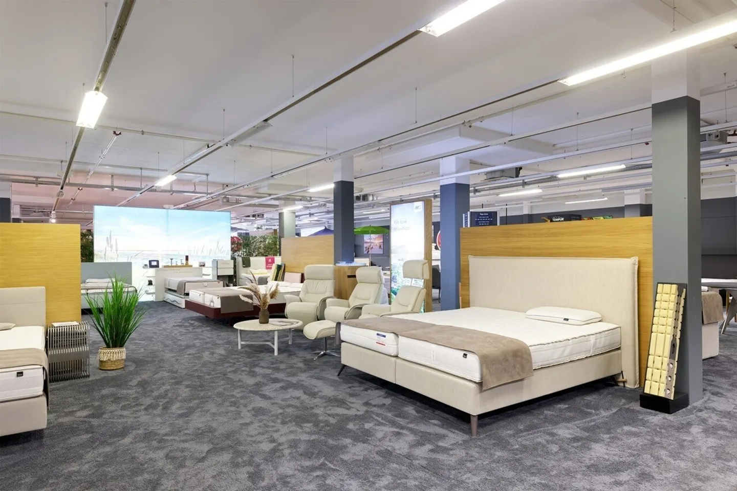 Espace de vente attrayant au rez-de-chaussée (division en 2 unités possible) - Photo 2 sur 13