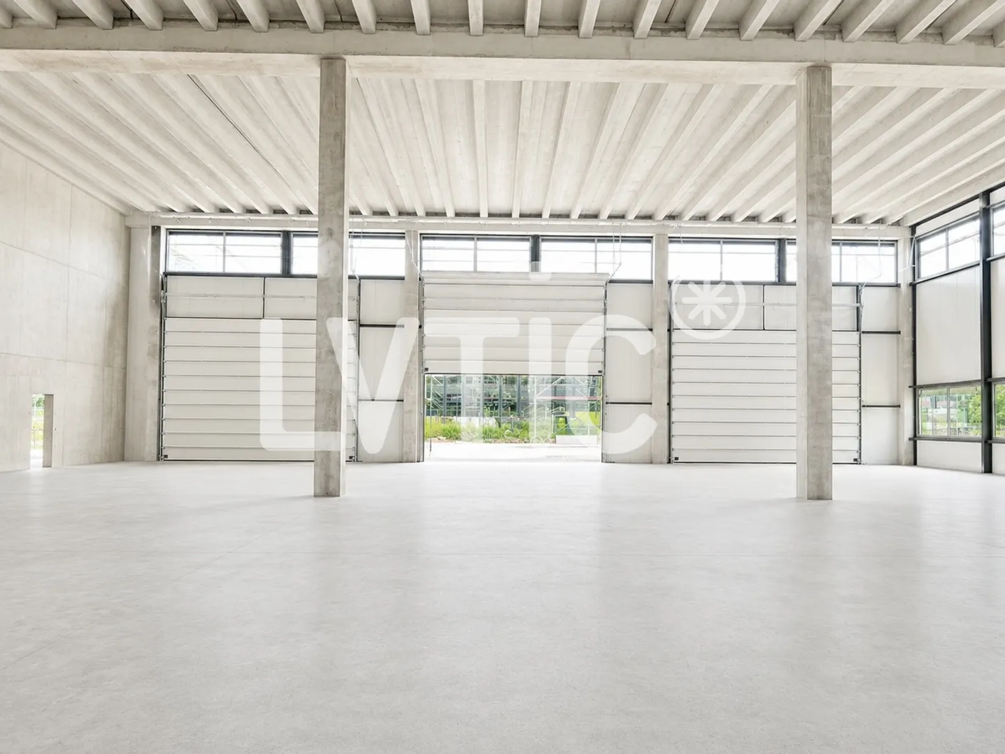 Capannone industriale, uffici di 6600 m2 divisibili in affitto a Domdidier - Foto 3 di 12