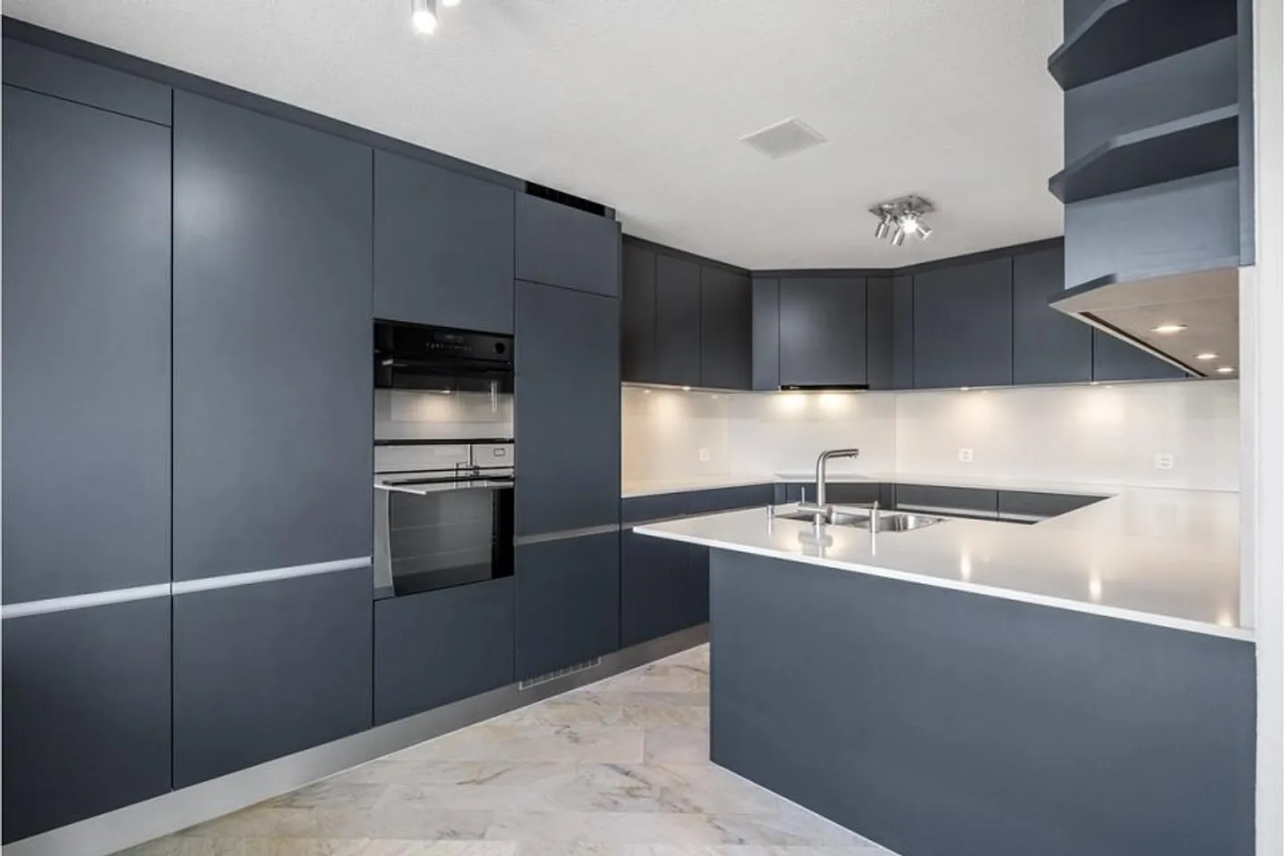 Grosszügige und aussergewöhnliche 4.5-Zimmer-Maisonettewohnung - 21... - Foto 2 von 6