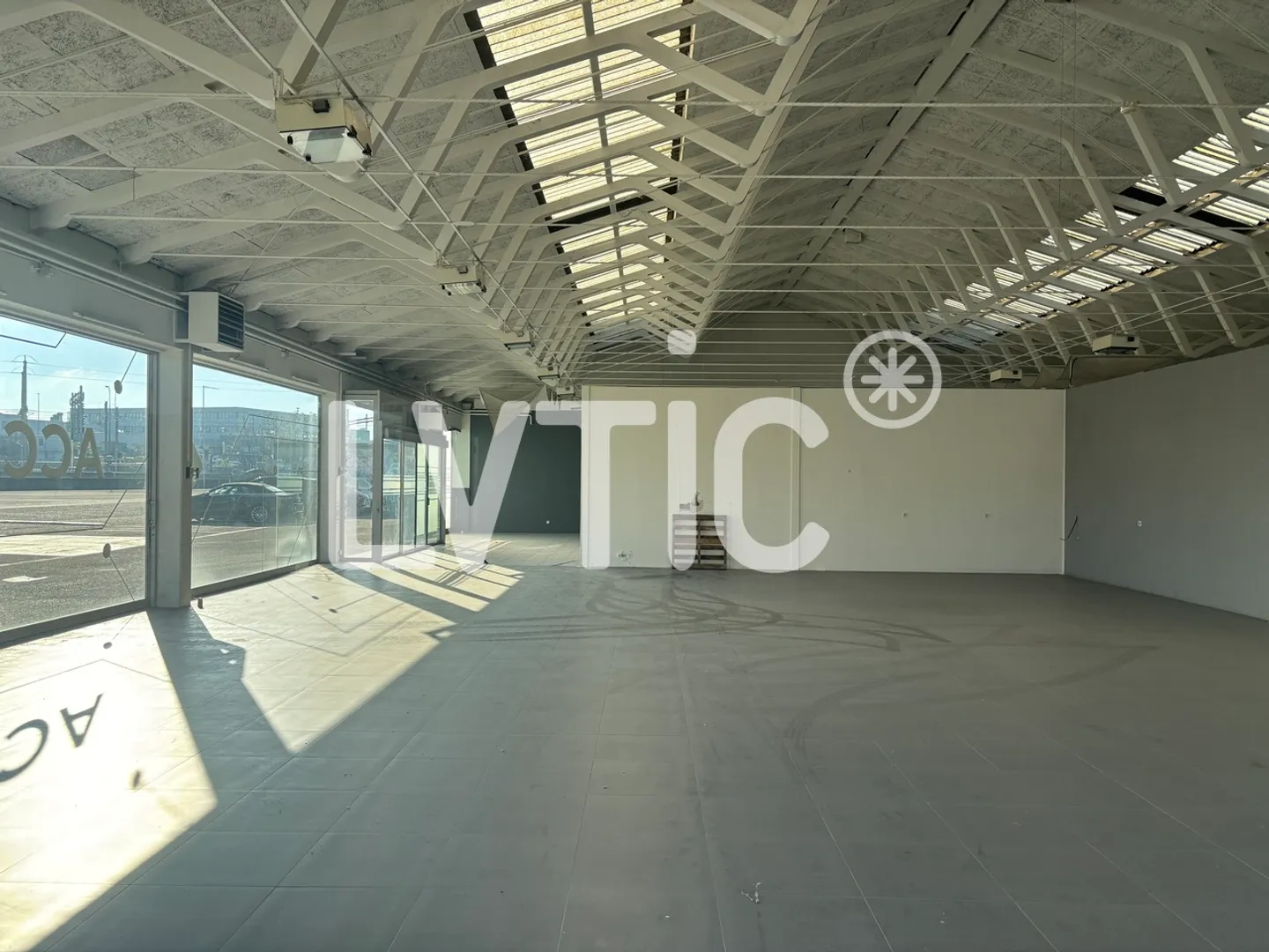 Warehouse, showroom of 1,040 m2 for rent in Meyrin - Photo 1 of 4