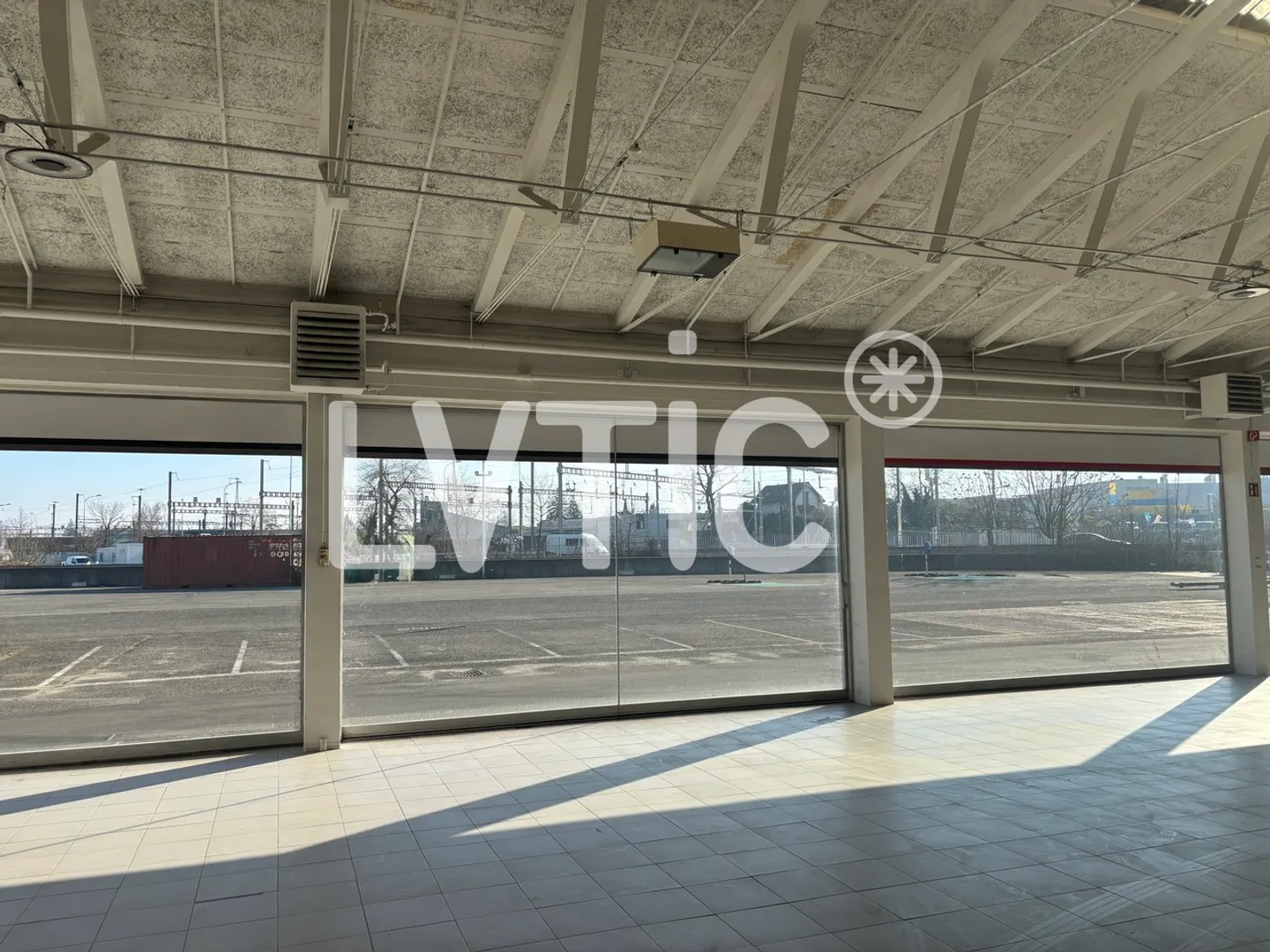 Warehouse, showroom of 1,040 m2 for rent in Meyrin - Photo 2 of 4