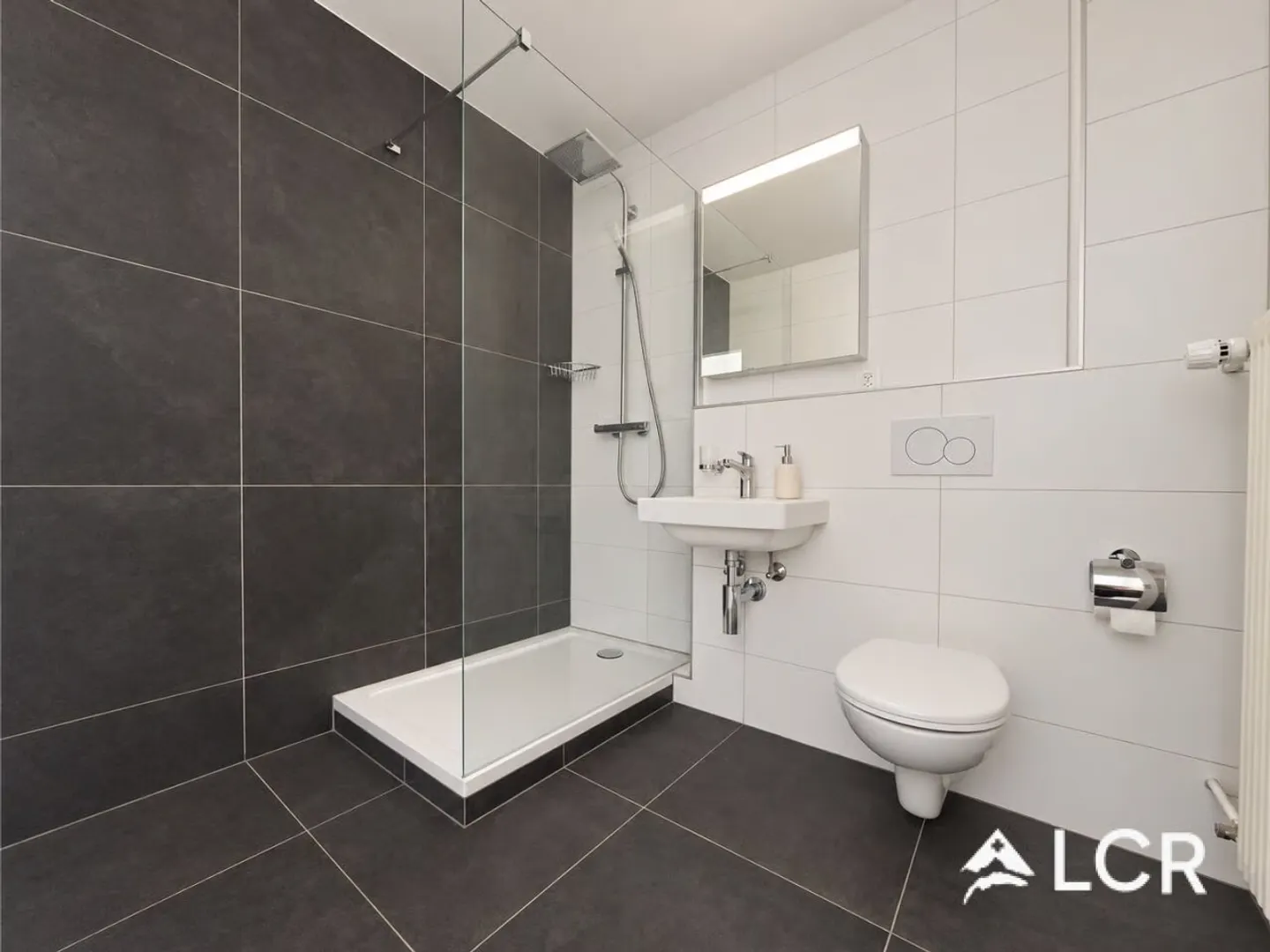 Bell'appartamento ristrutturato di 4,5 locali nel cuore di una zona ricercata / 3 camere / 1 bagno / 1 terrazza - Foto 6 di 13
