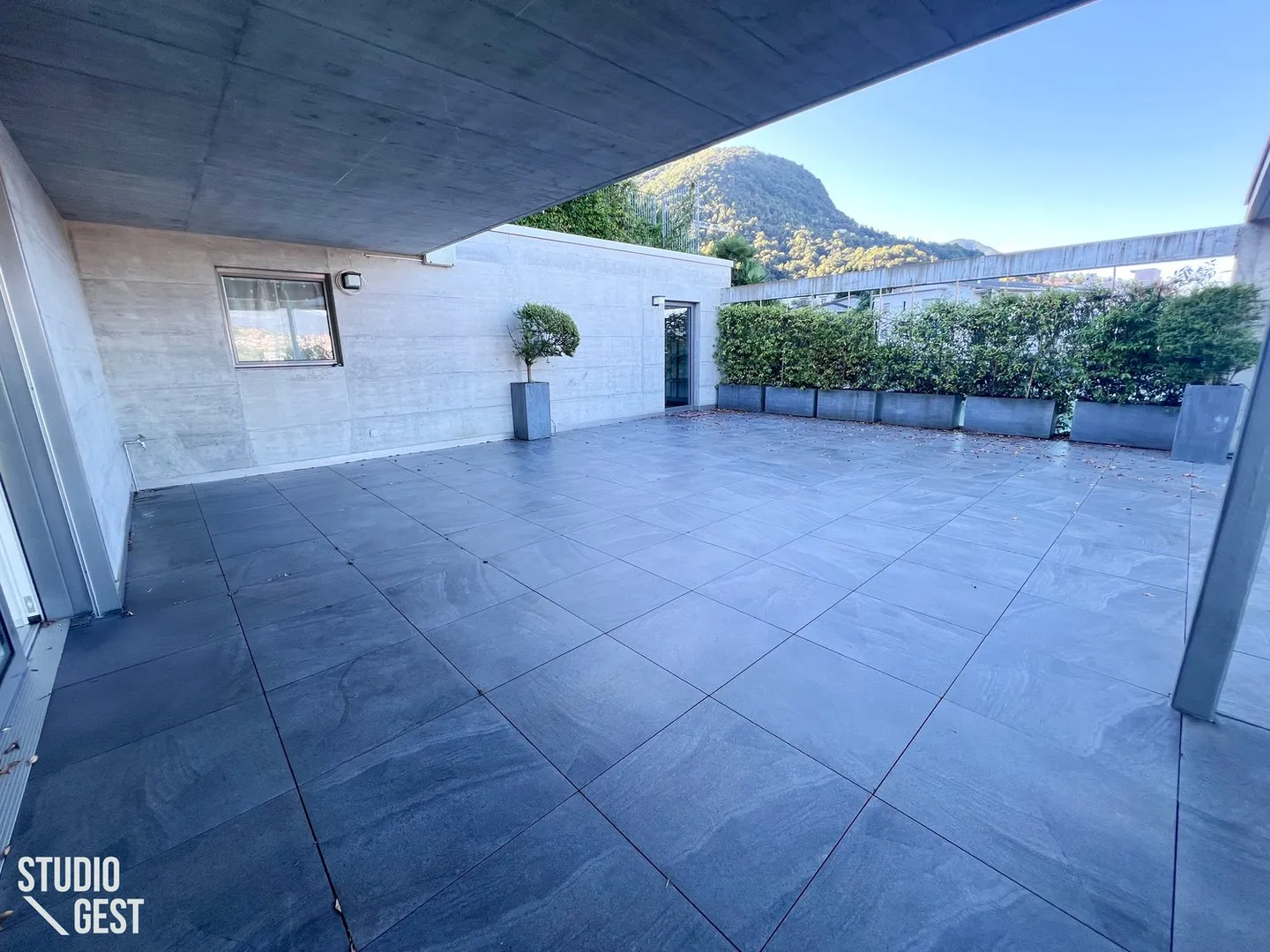 Elegante Attikawohnung mit sehr grosser überdachter Terrasse - Foto 2 von 25