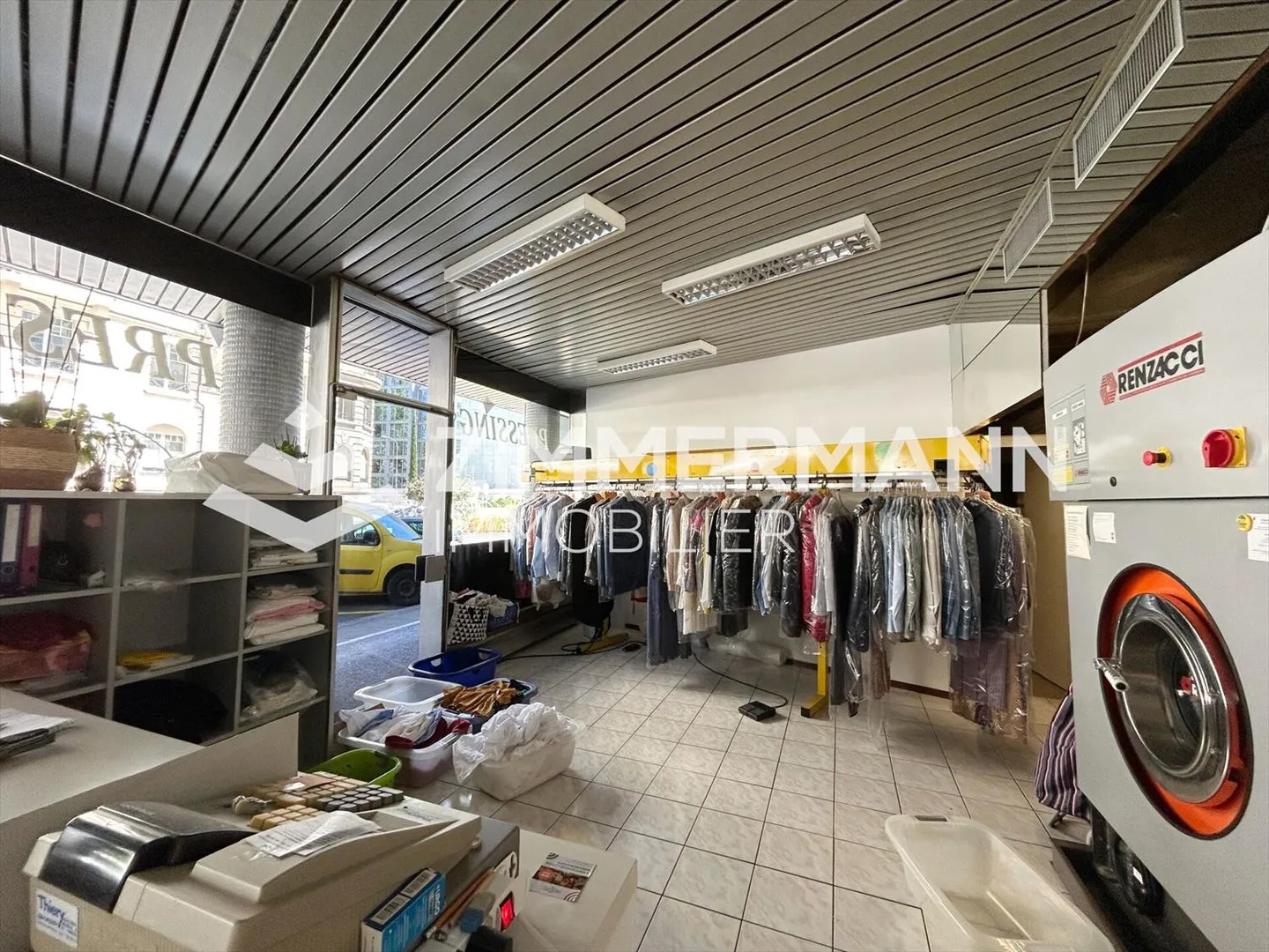 Arcade de 75 m² aux Pâquis - Idéal pour pressing ! - Photo 2 sur 4