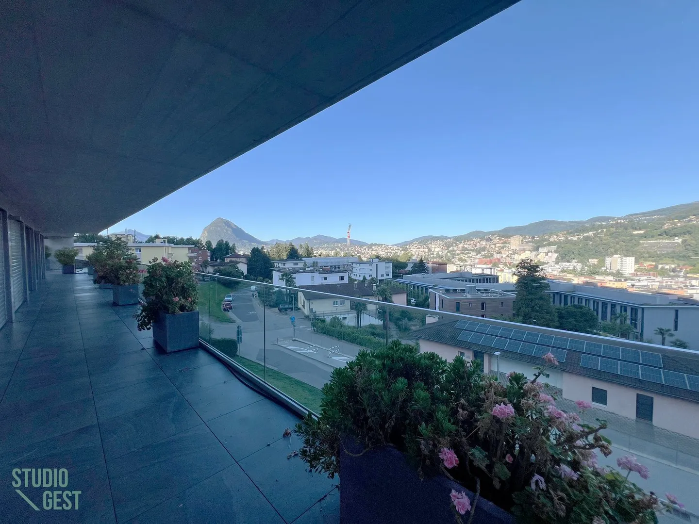 Elegante Attikawohnung mit sehr grosser überdachter Terrasse - Foto 3 von 25