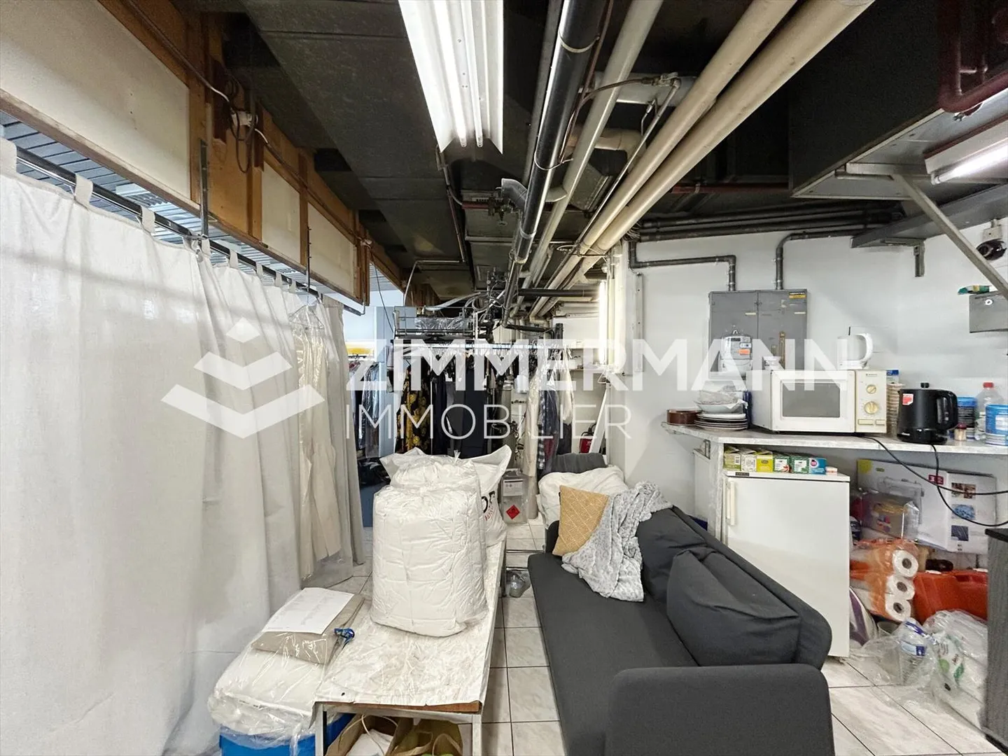 Arcade de 75 m² aux Pâquis - Idéal pour pressing ! - Photo 3 sur 4