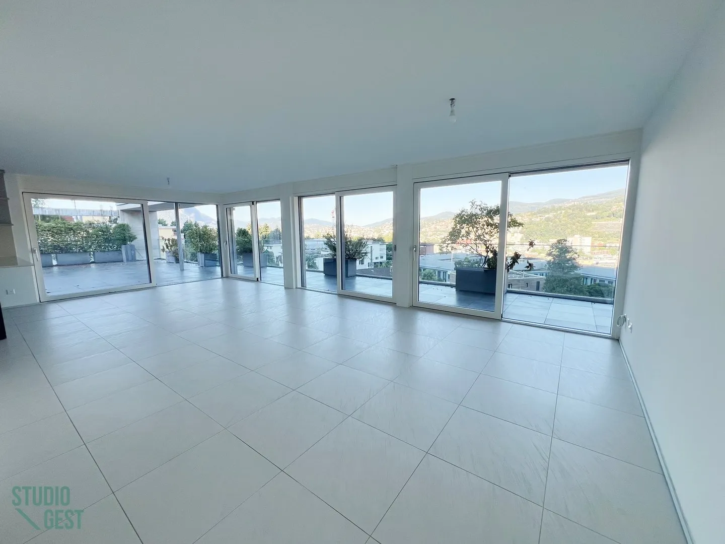 Elegante Attikawohnung mit sehr grosser überdachter Terrasse - Foto 5 von 25