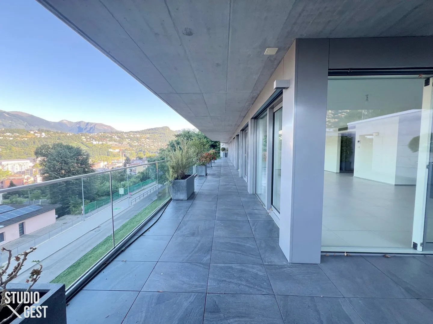 Elegante Attikawohnung mit sehr grosser überdachter Terrasse - Foto 4 von 25