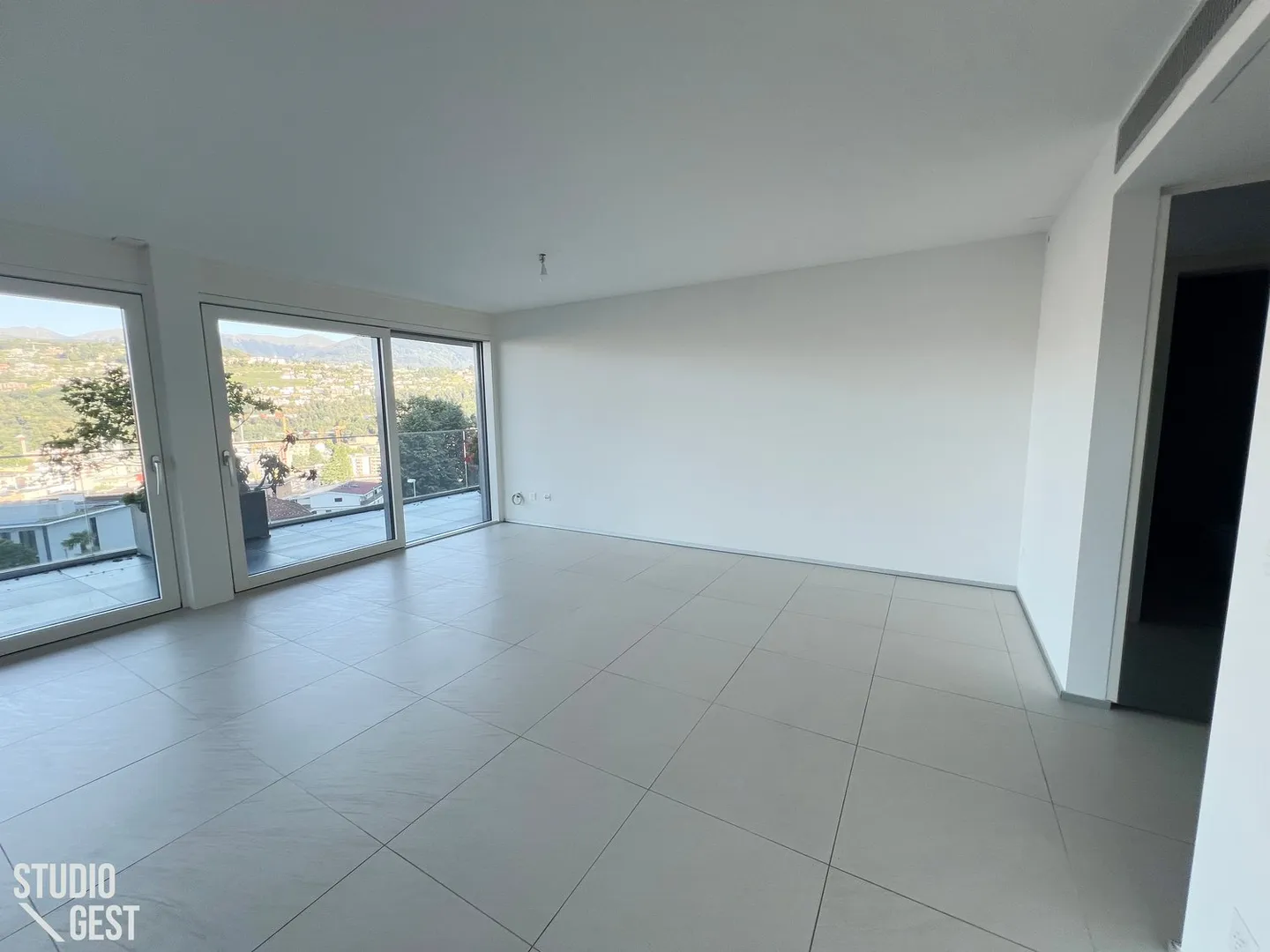 Elegante Attikawohnung mit sehr grosser überdachter Terrasse - Foto 8 von 25