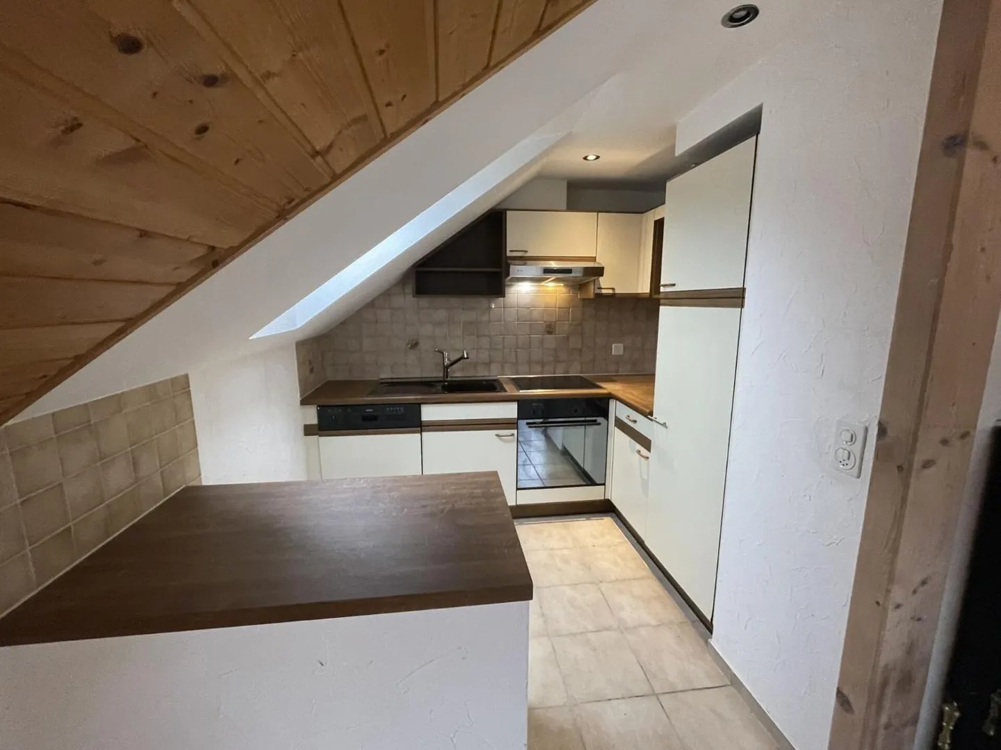 Cortébert, bel appartement de 3,5 pièces avec un joli jardin commun - Photo 2 sur 6