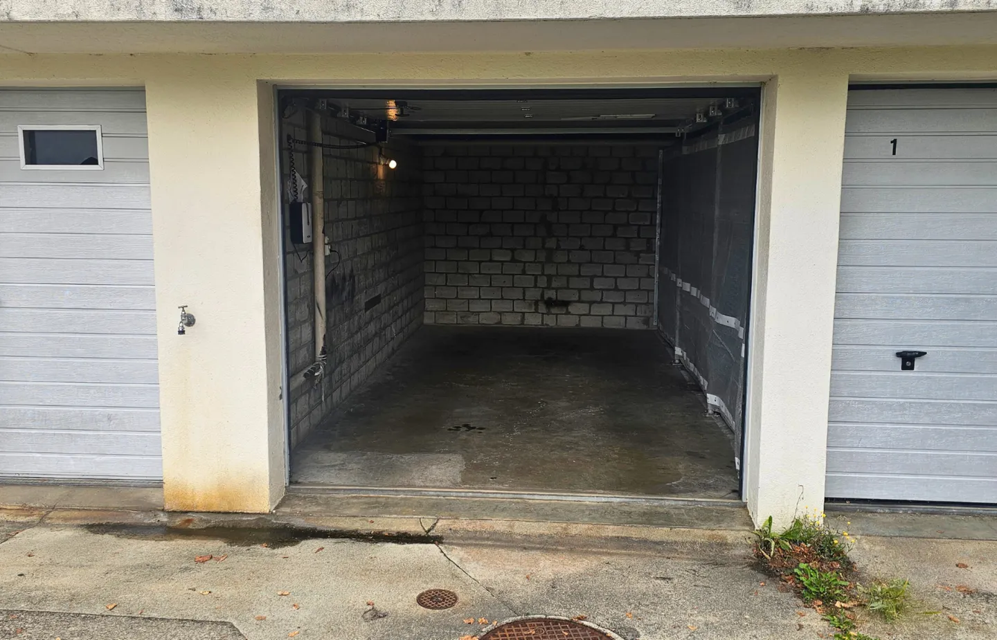 Box de garage avec avant-cour - Photo 1 sur 1