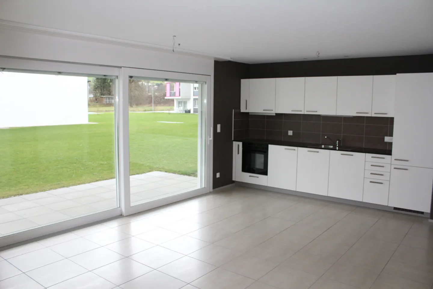Modernes Apartment mit Balkon - Foto 3 von 8