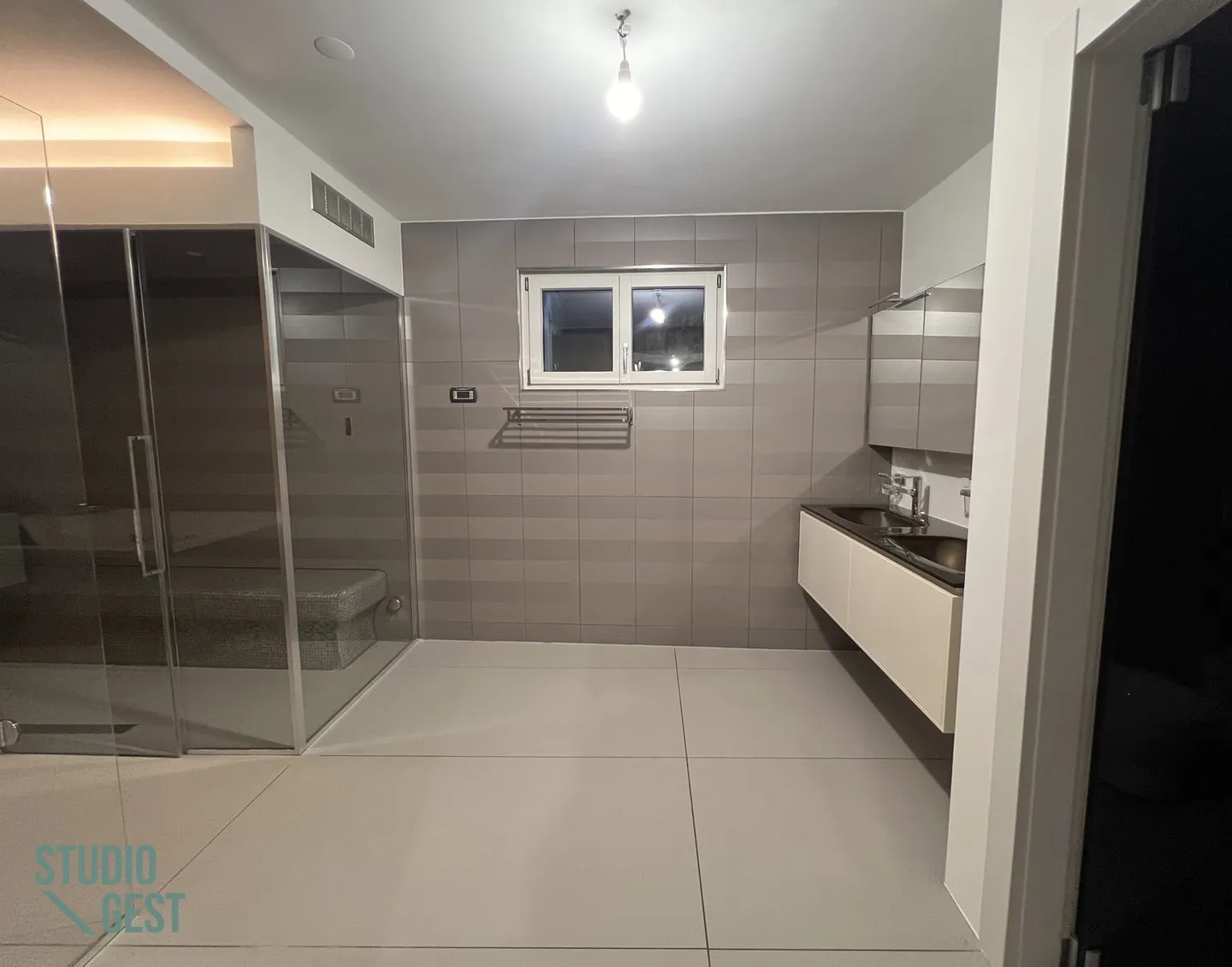 Elegante Attikawohnung mit sehr grosser überdachter Terrasse - Foto 22 von 25