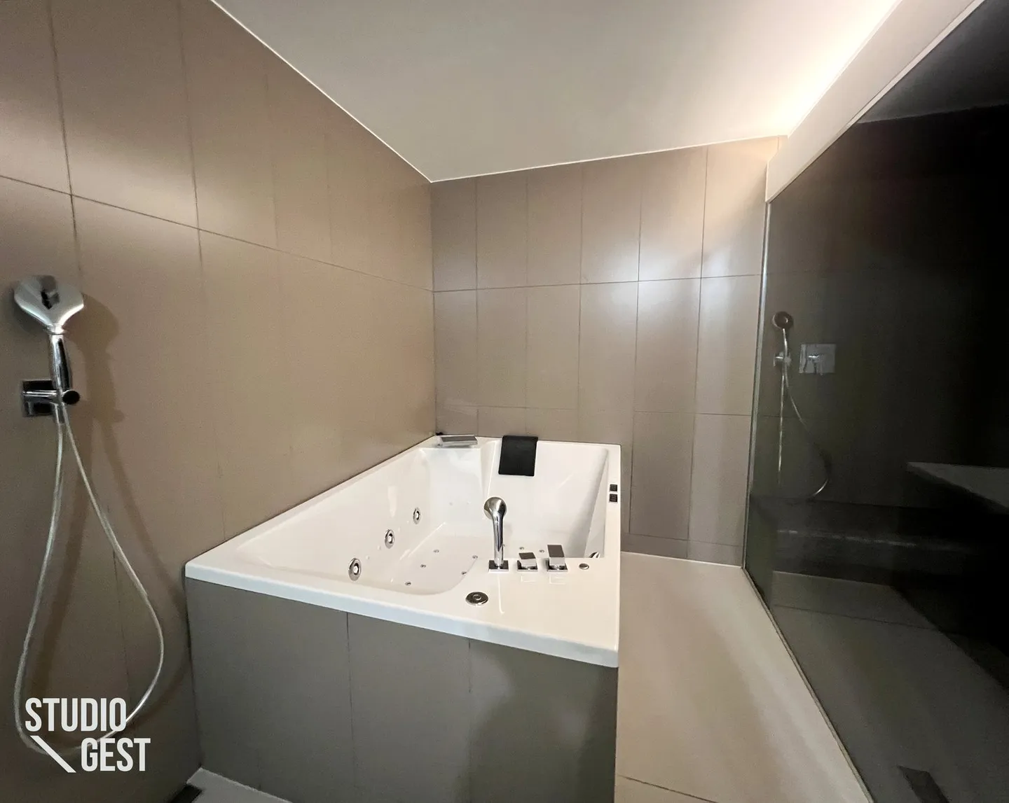 Elegante Attikawohnung mit sehr grosser überdachter Terrasse - Foto 24 von 25