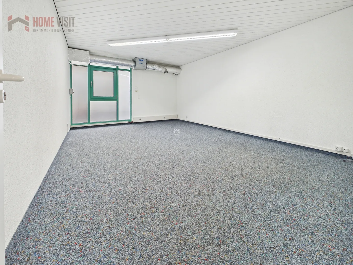 Attractive office space with 7 parking spaces & high development potential - Photo 4 of 14