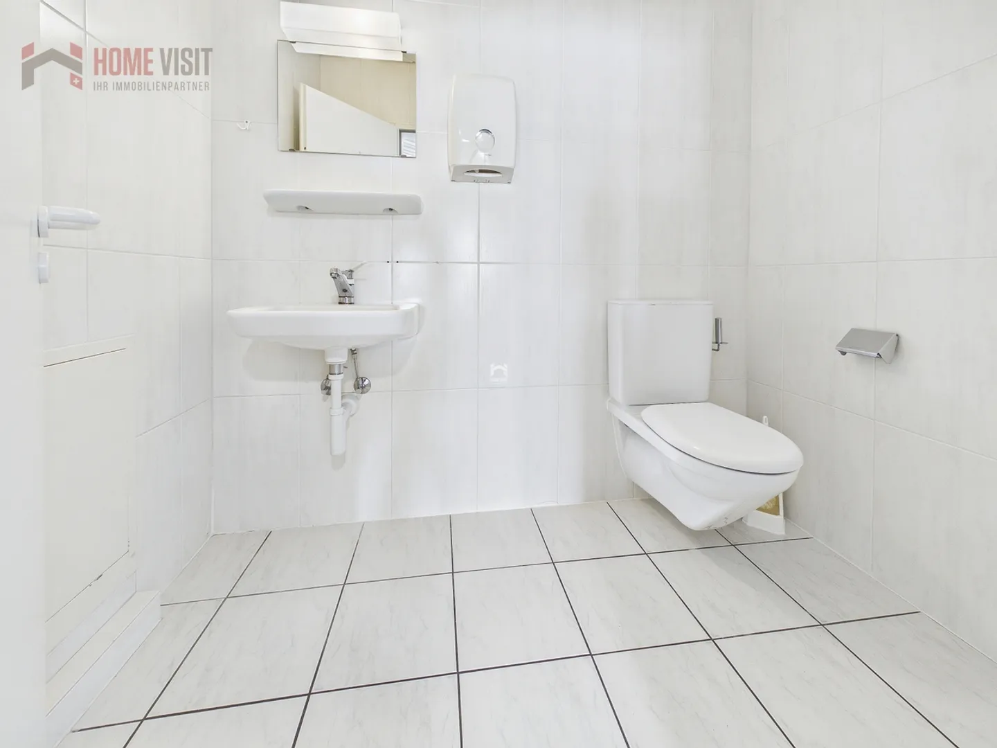 Attractive office space with 7 parking spaces & high development potential - Photo 10 of 14