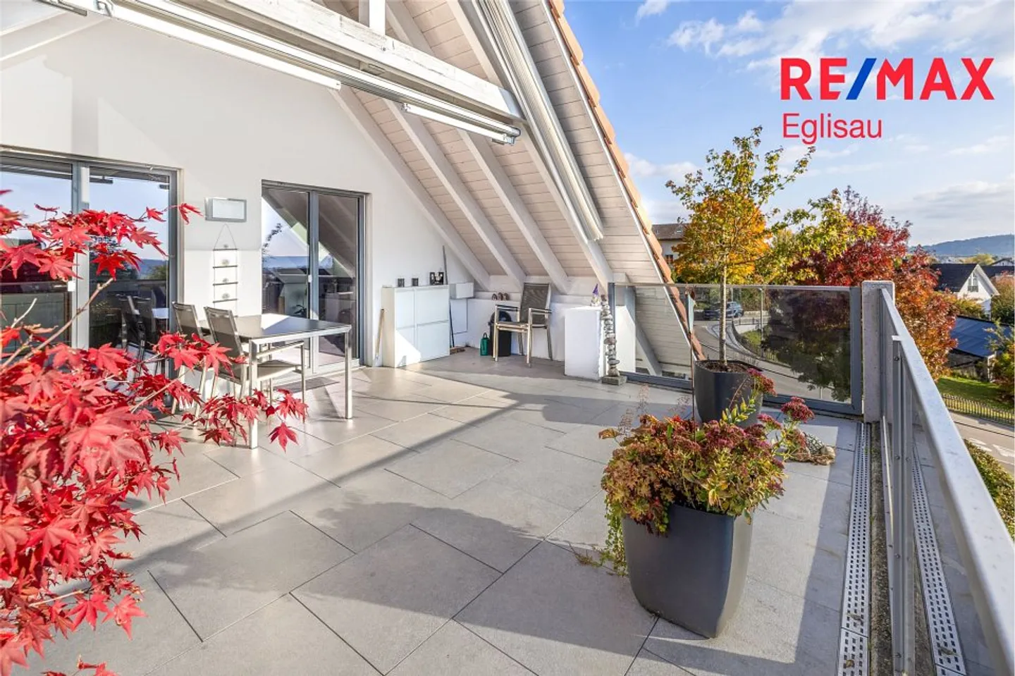Sunny, nearly new 5.5 duplex apartment with stunning Alpine views - Photo 1 of 13
