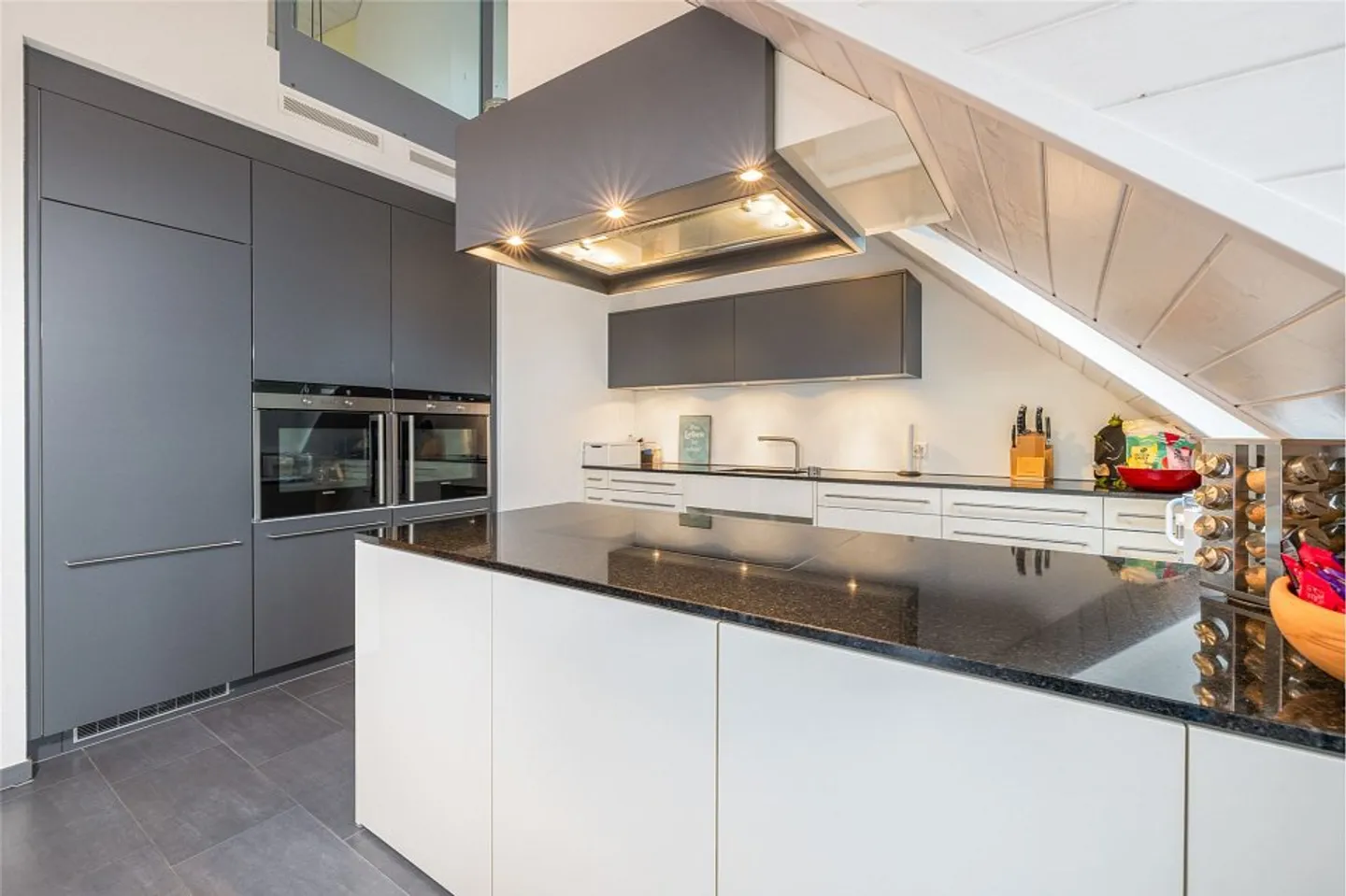 Sunny, nearly new 5.5 duplex apartment with stunning Alpine views - Photo 2 of 13