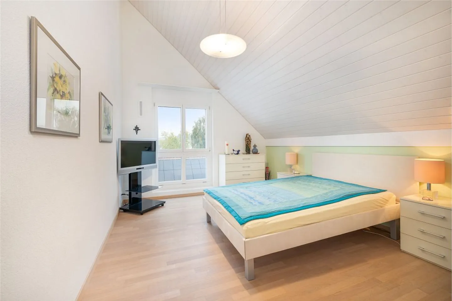 Sunny, nearly new 5.5 duplex apartment with stunning Alpine views - Photo 11 of 13