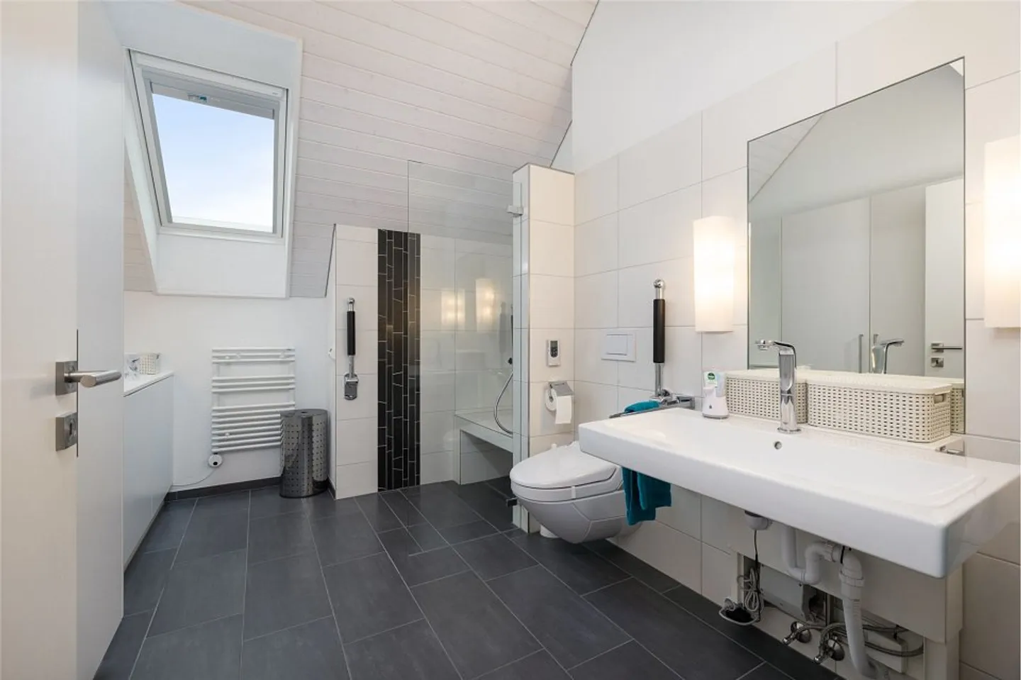Sunny, nearly new 5.5 duplex apartment with stunning Alpine views - Photo 7 of 13