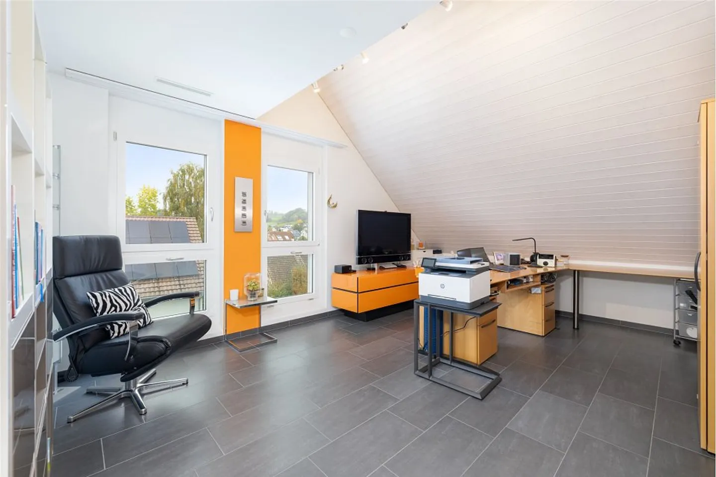 Sunny, nearly new 5.5 duplex apartment with stunning Alpine views - Photo 9 of 13