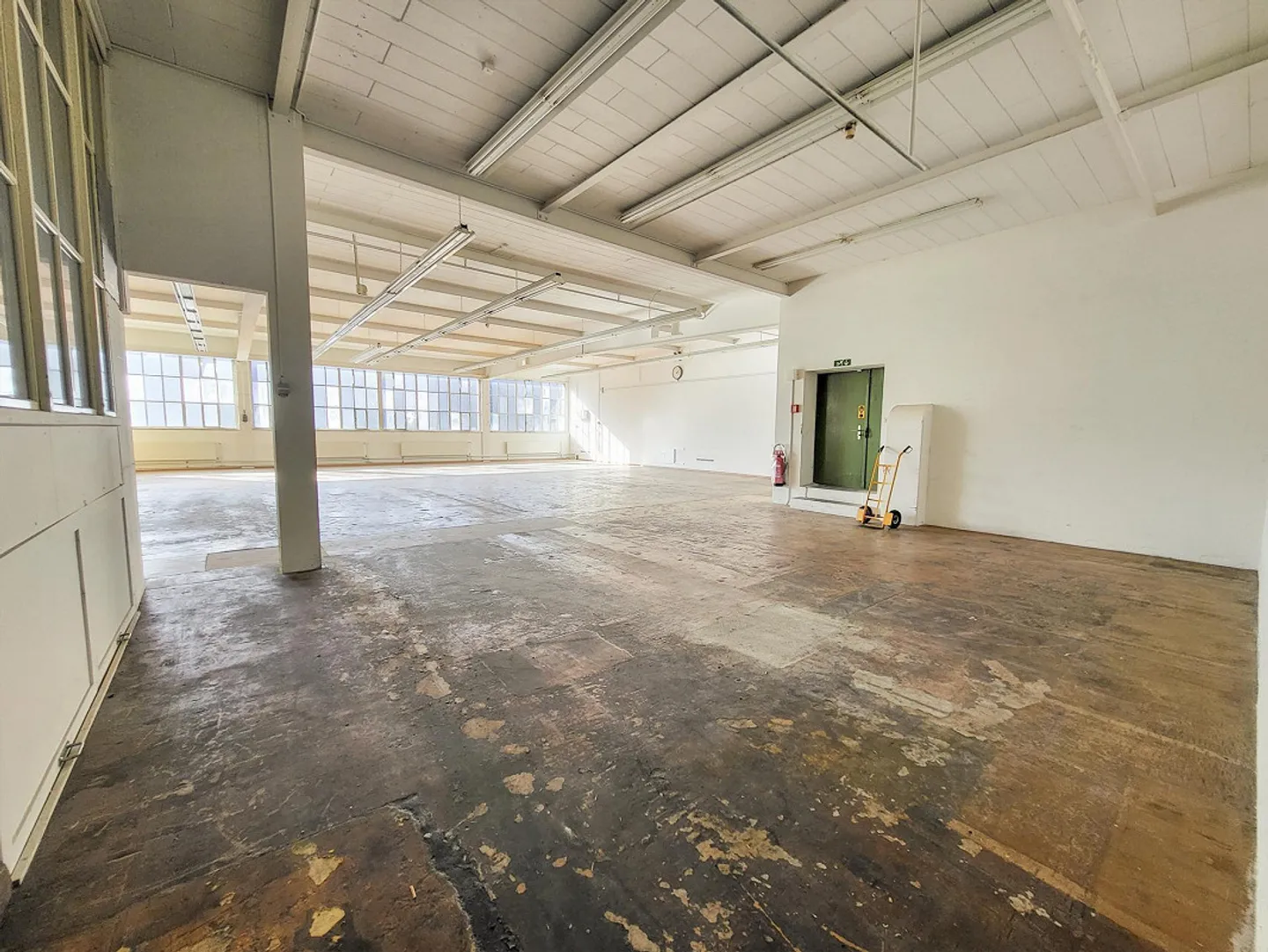 Showroom, commercial, production or fitness space in the center - Photo 2 of 6