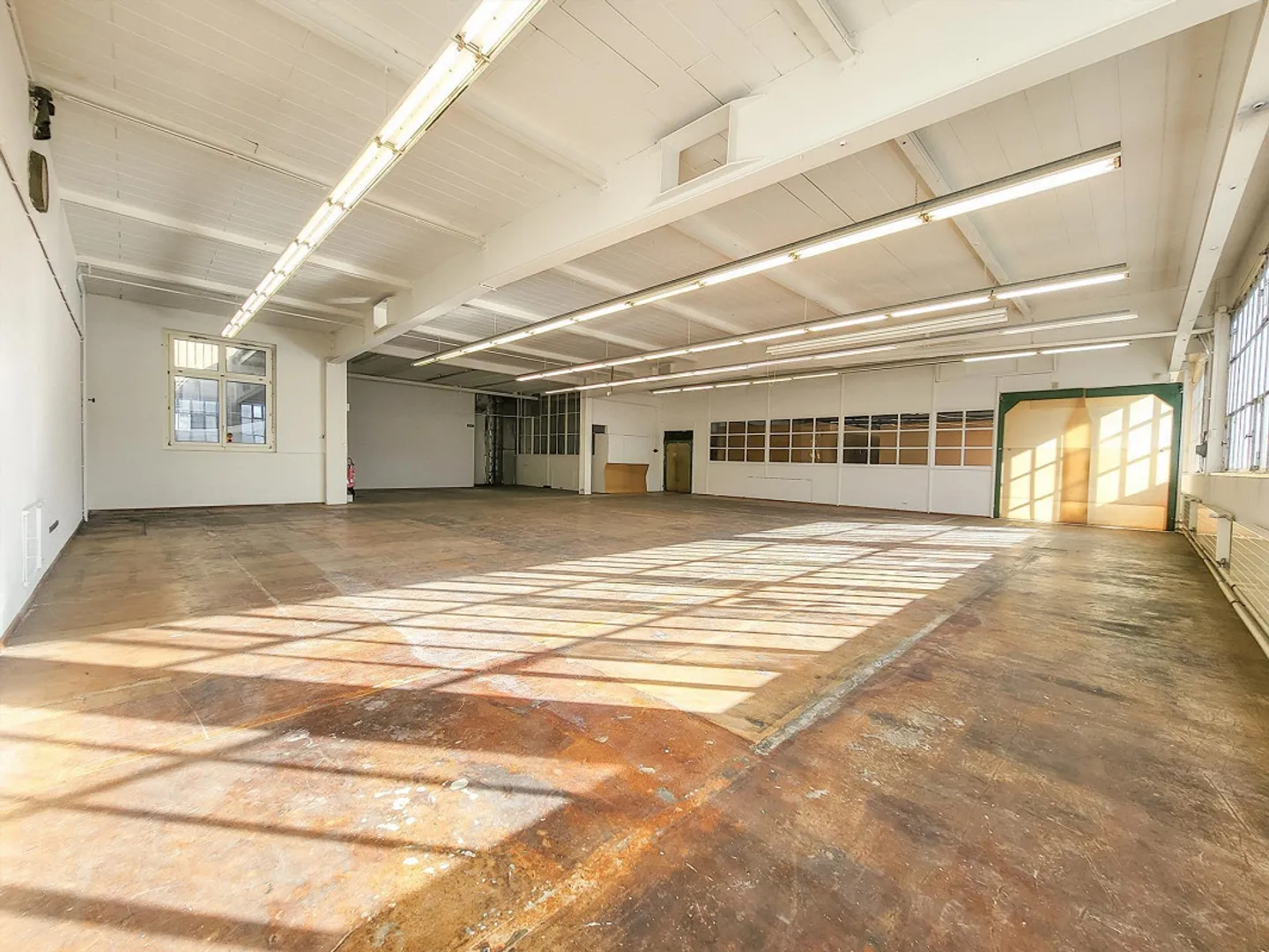 Showroom, commercial, production or fitness space in the center - Photo 3 of 6