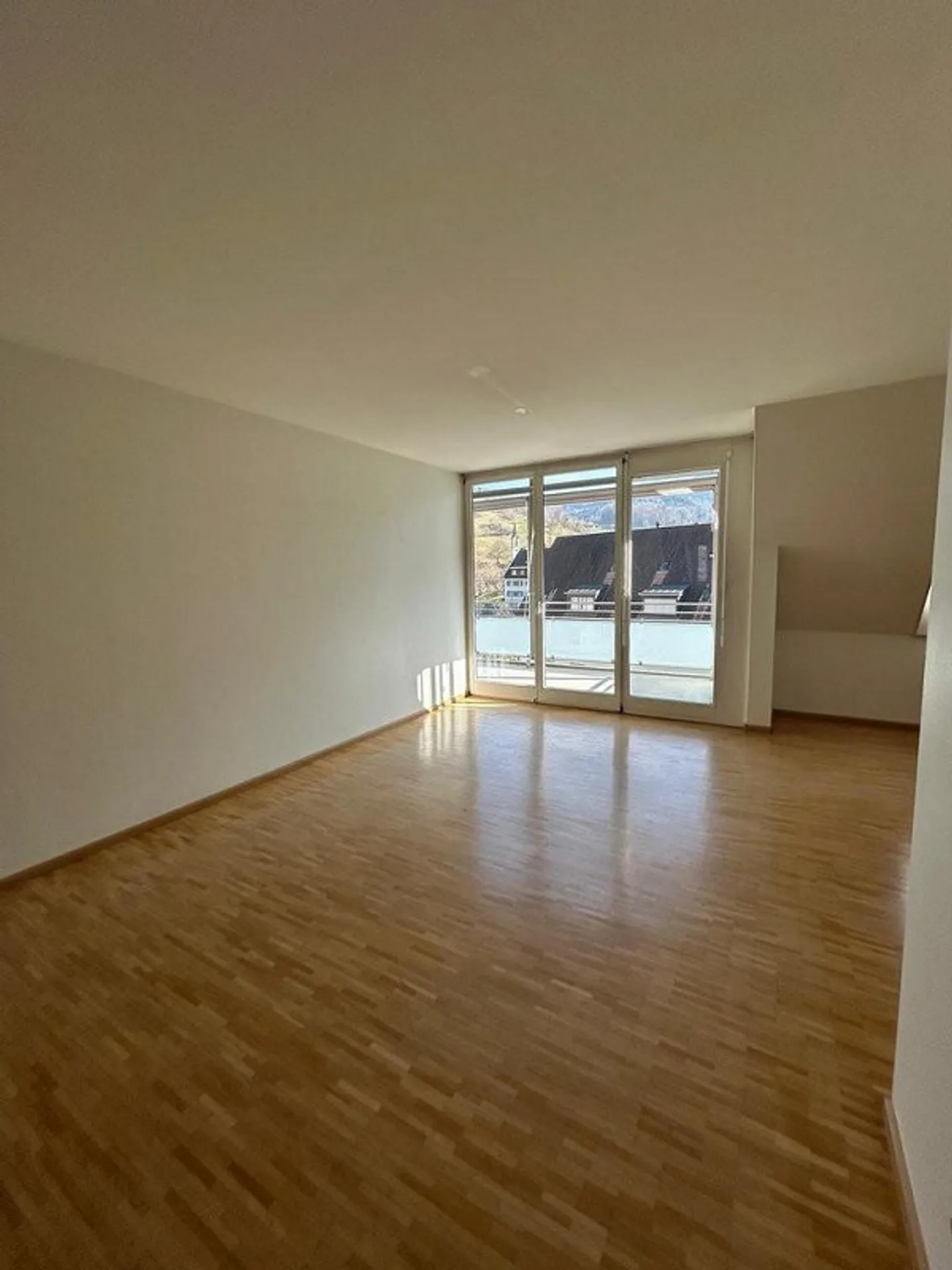 Appartement attrayant de 4,5 pièces avec grand balcon et grenier - Photo 2 sur 12