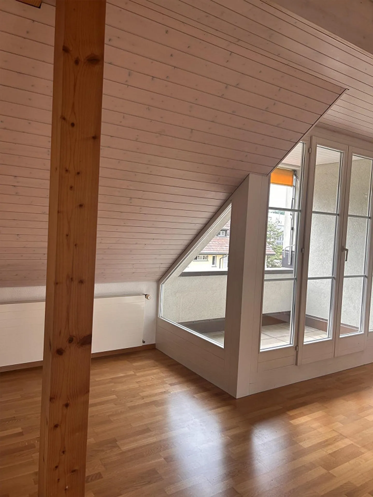 Living in the attic: 3 rooms with cozy loggia - Photo 3 of 16