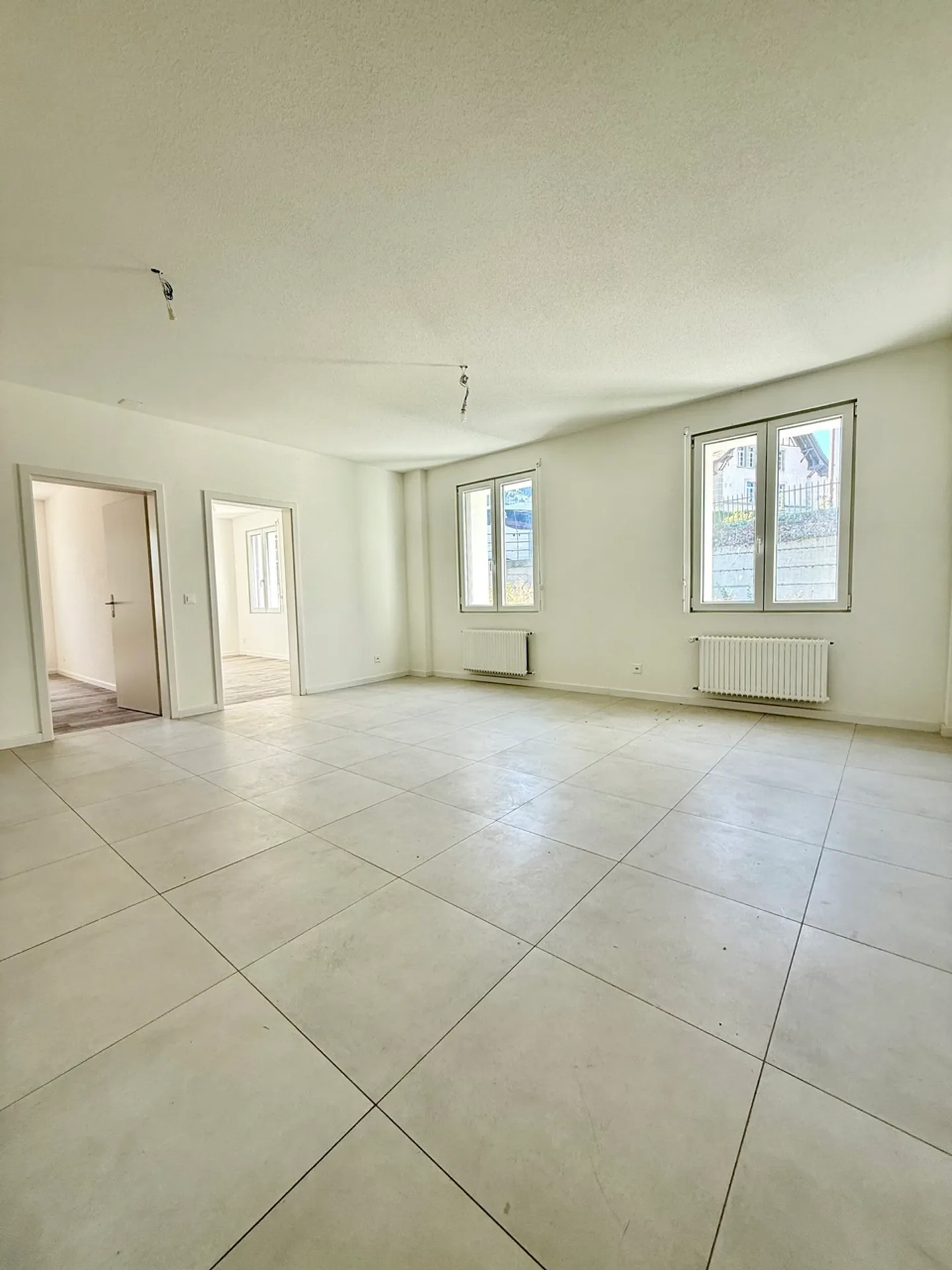 Appartamento completamente ristrutturato con 1 posto auto incluso - Foto 3 di 6