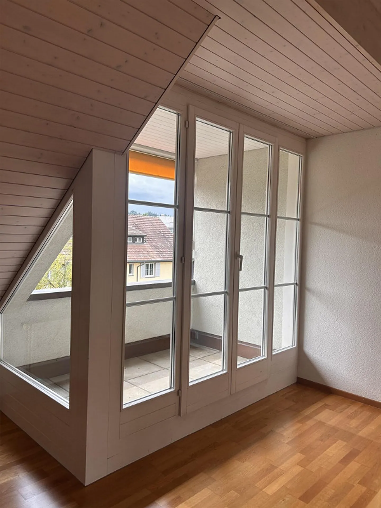 Living in the attic: 3 rooms with cozy loggia - Photo 4 of 16