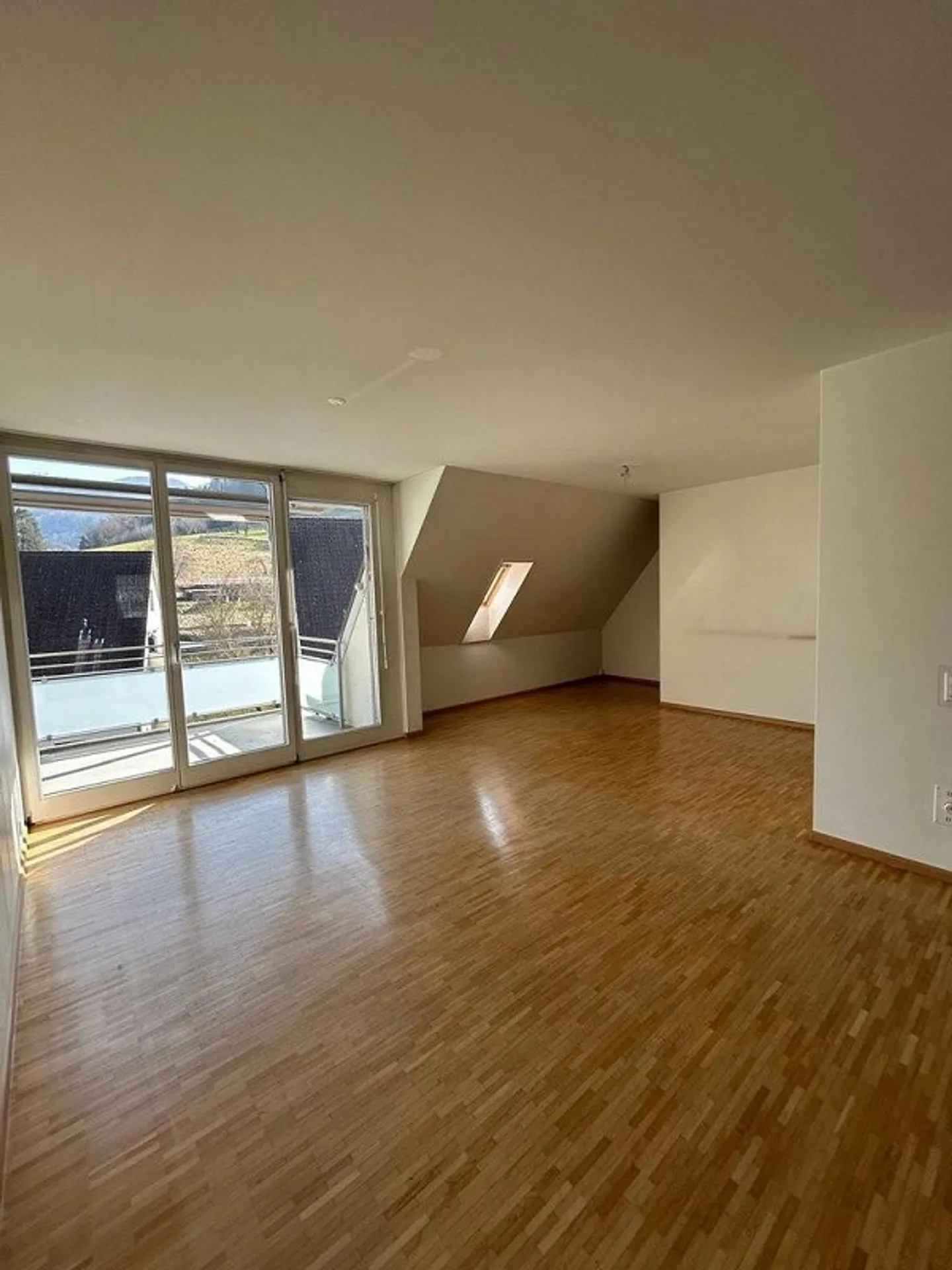 Appartement attrayant de 4,5 pièces avec grand balcon et grenier - Photo 3 sur 12