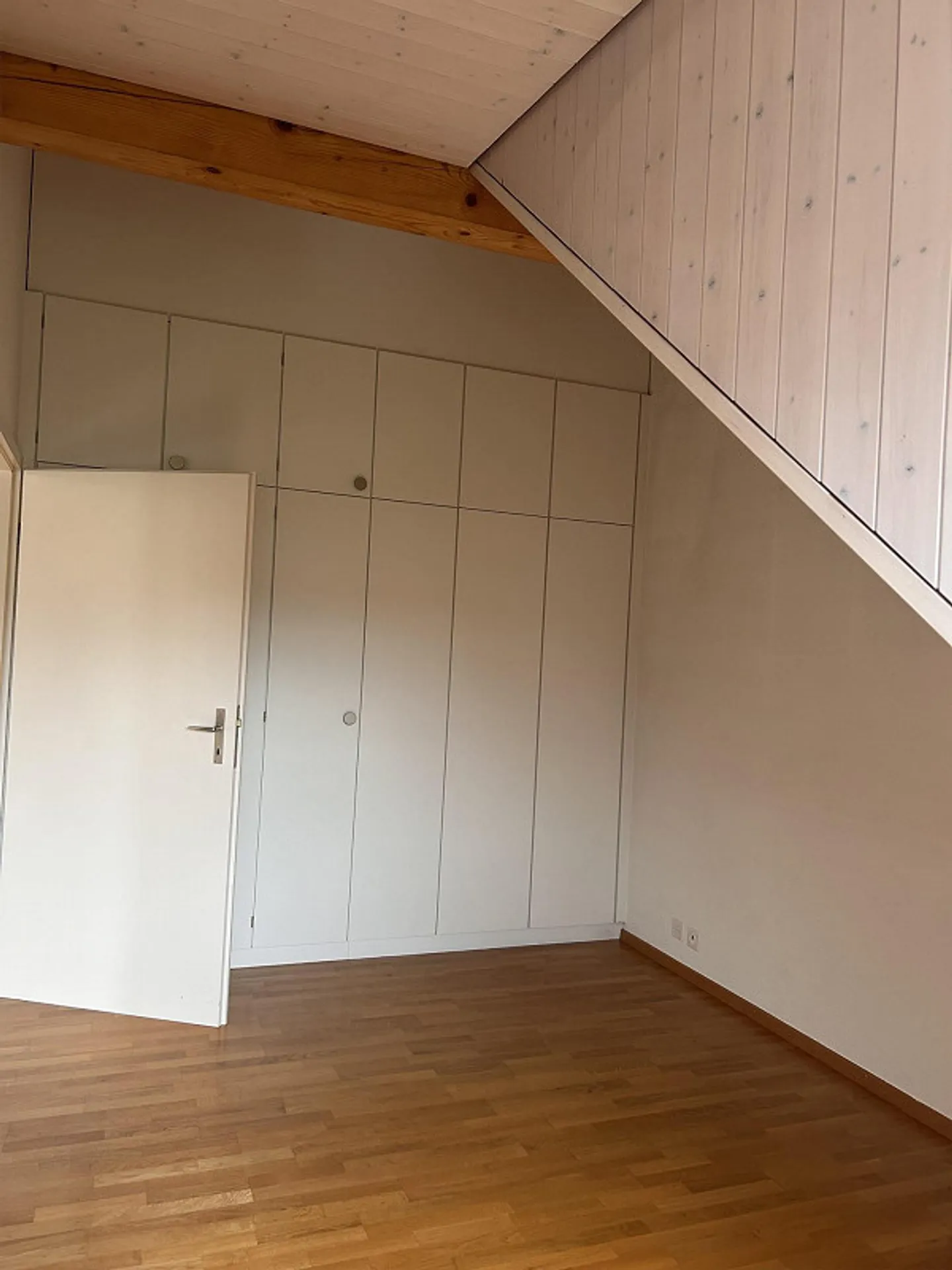 Living in the attic: 3 rooms with cozy loggia - Photo 8 of 16