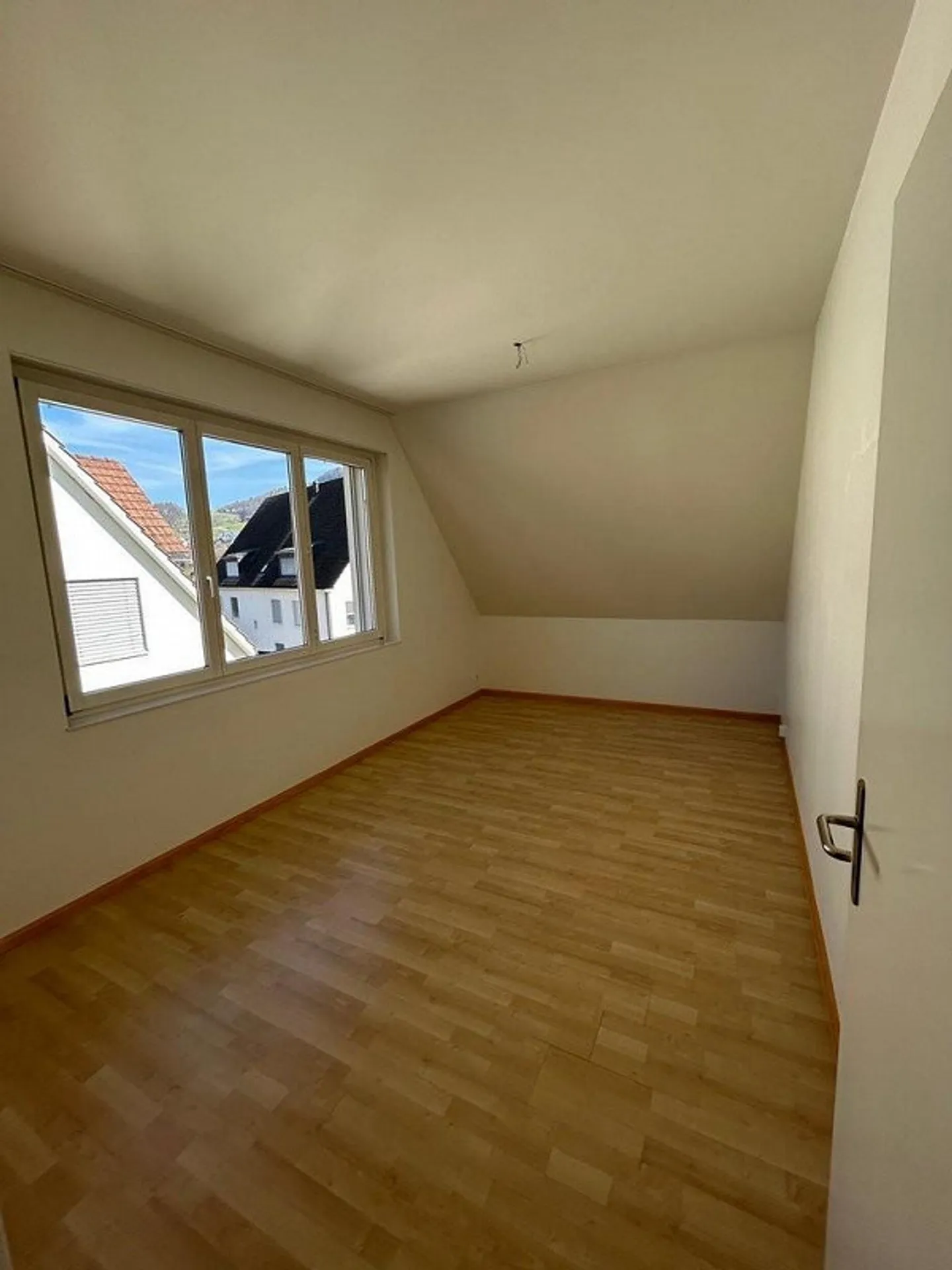 Appartement attrayant de 4,5 pièces avec grand balcon et grenier - Photo 7 sur 12