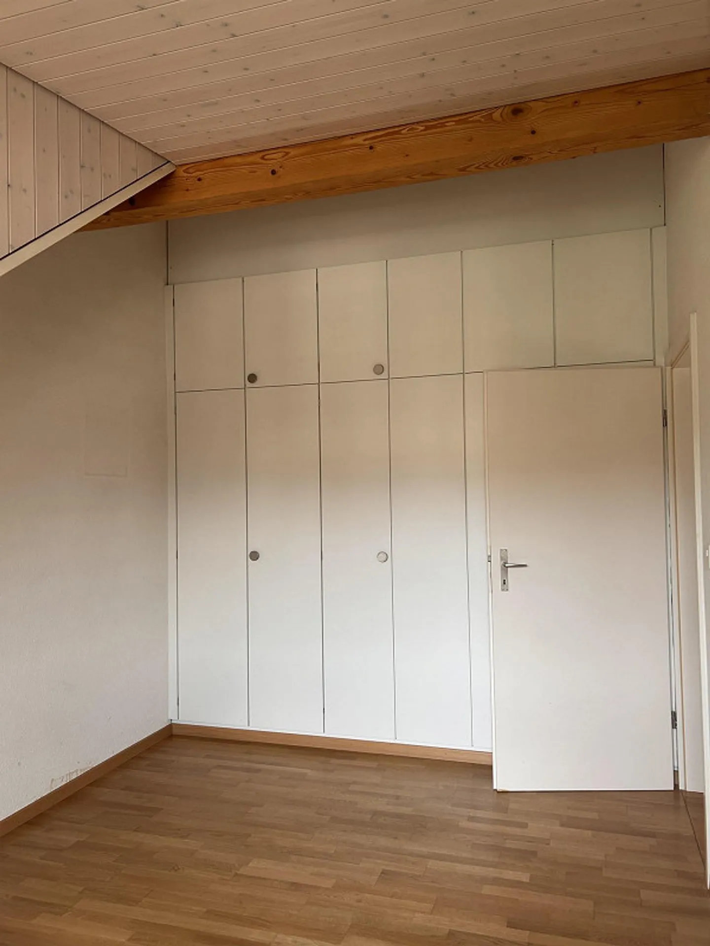 Living in the attic: 3 rooms with cozy loggia - Photo 10 of 16