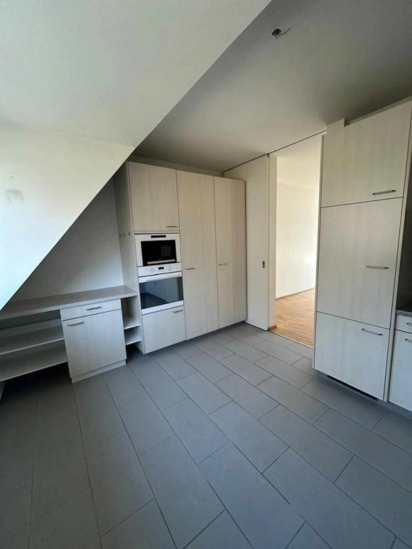 Appartement attrayant de 4,5 pièces avec grand balcon et grenier - Photo 5 sur 12